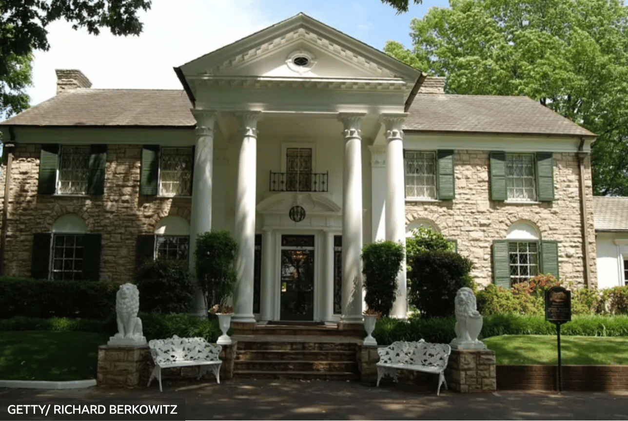 Cómo es Graceland, la mansión donde enterrarán a la hija de Elvis Presley y que es la segunda casa más visitada de EE.UU.