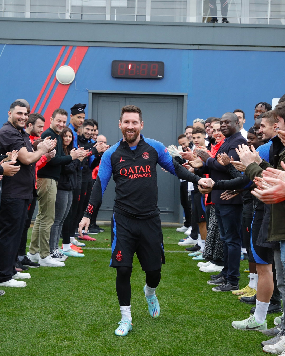 Messi regresó a los entrenamientos con el PSG francés y así recibieron al campeón mundial