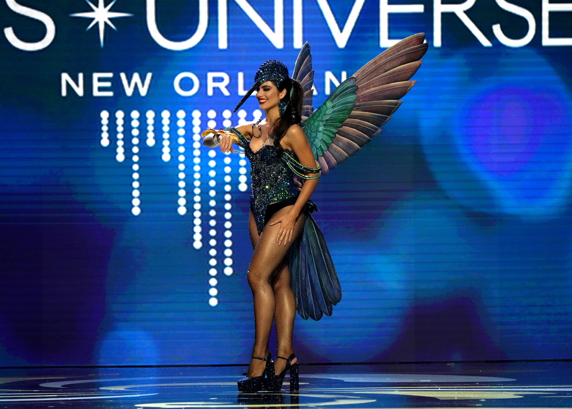 Este es el traje nacional que Miss Cosa Rica presentó anoche en la preliminar de Miss Universo