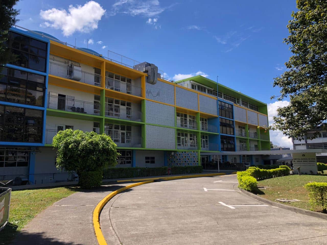 Colores alegran fachada del Hospital de Niños por primera vez en casi 60 años