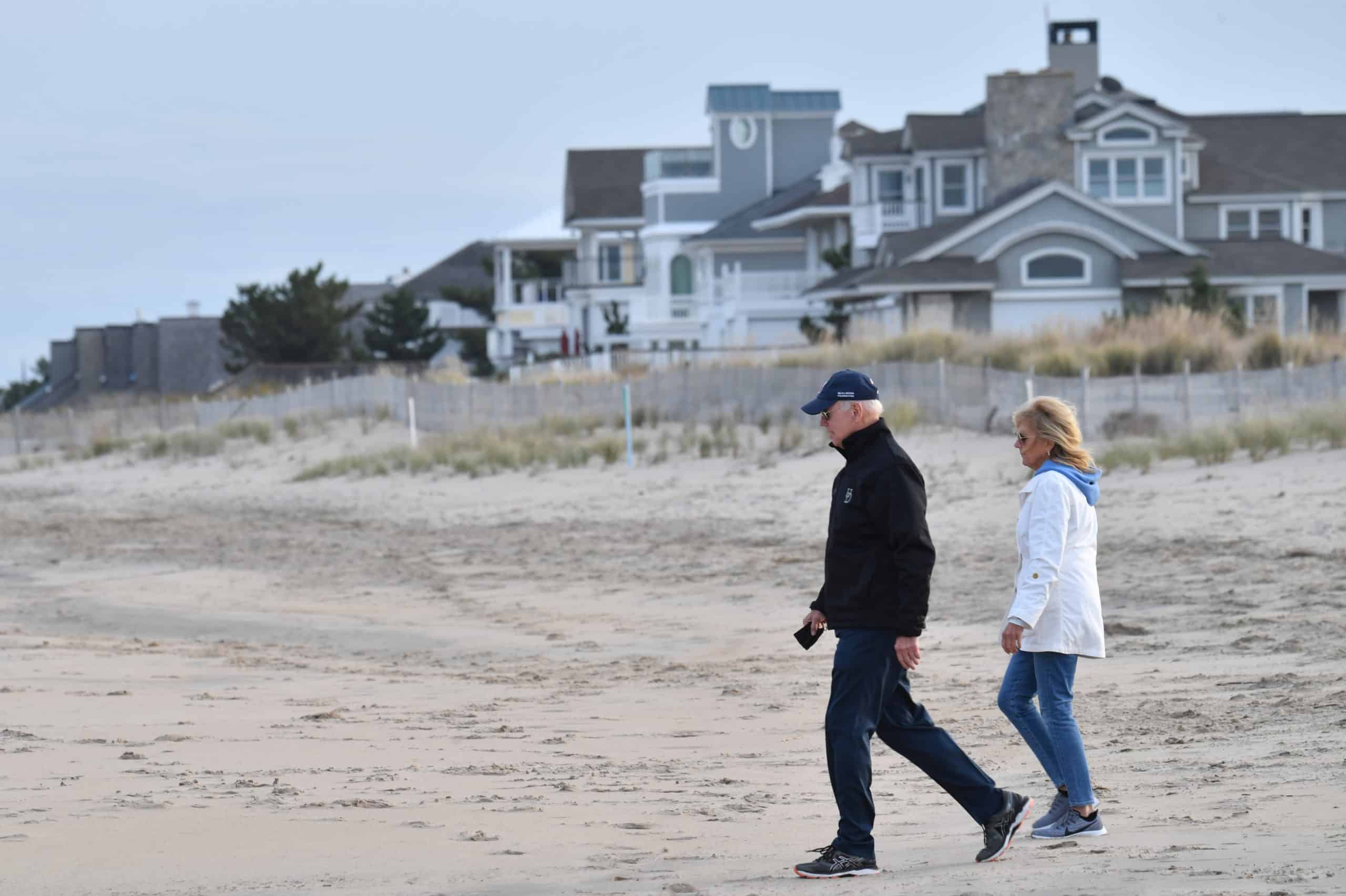 FBI registra casa de playa de Biden sin encontrar documentos confidenciales