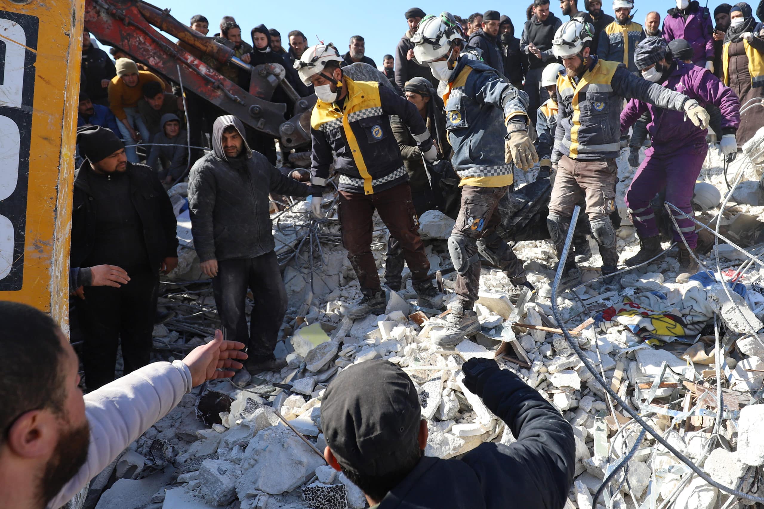 Sube a 11.200 muertos balance tras terremoto en Siria y Turquía; se intensifica pedido de ayuda