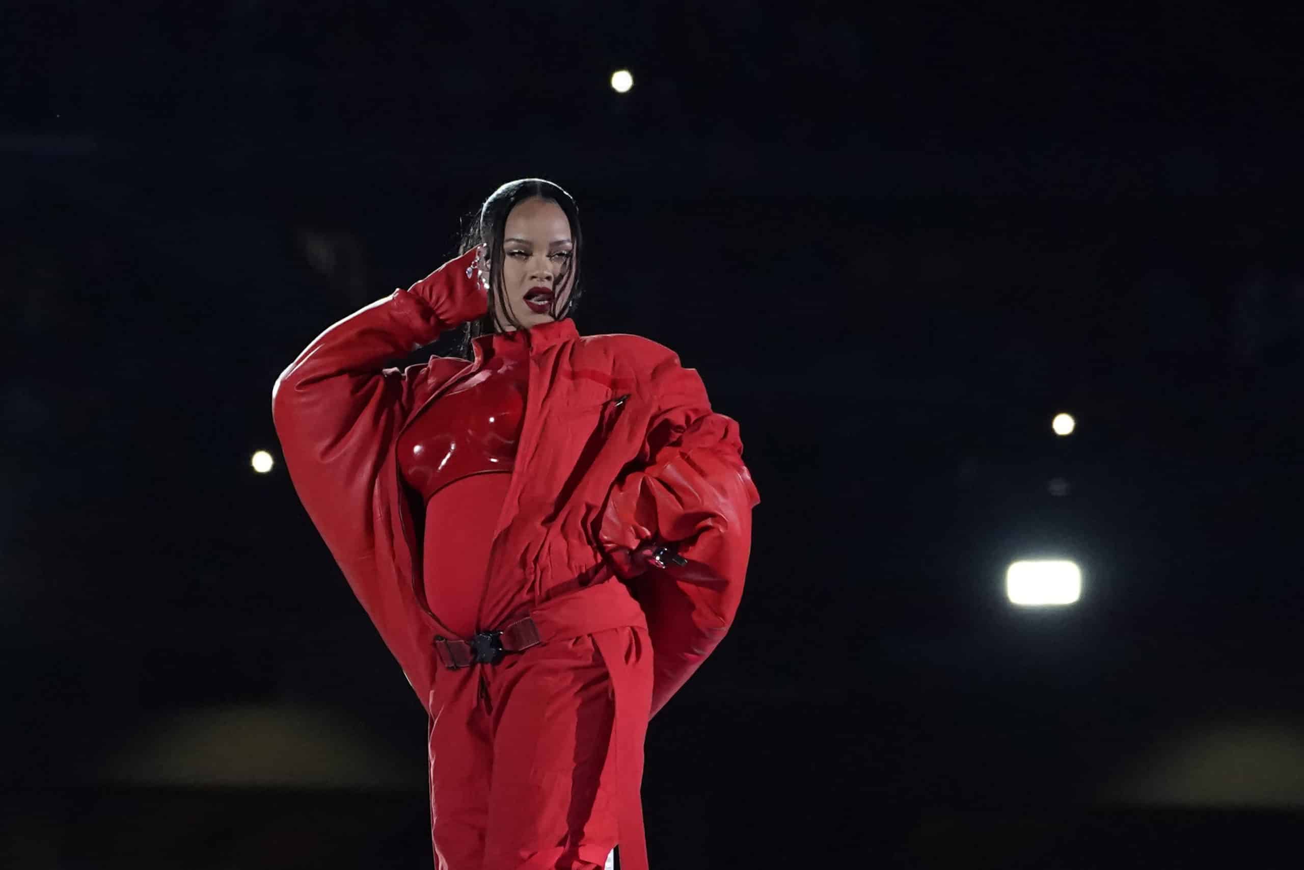 Super Bowl: quién es la joven intérprete del lenguaje de señas que se viralizó tras el show de Rihanna