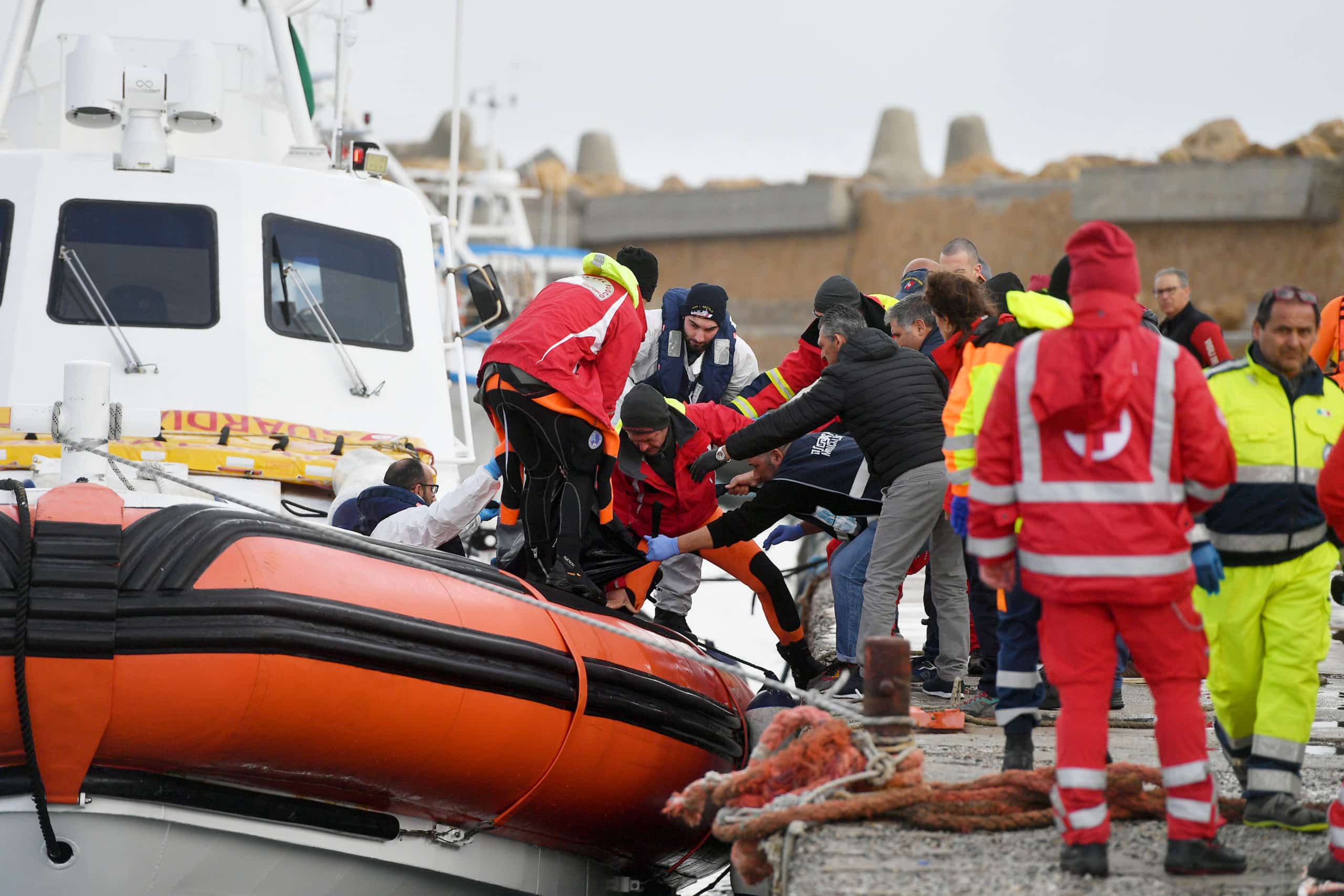 Sube a 62 muertos el balance del naufragio de migrantes en el sur de Italia