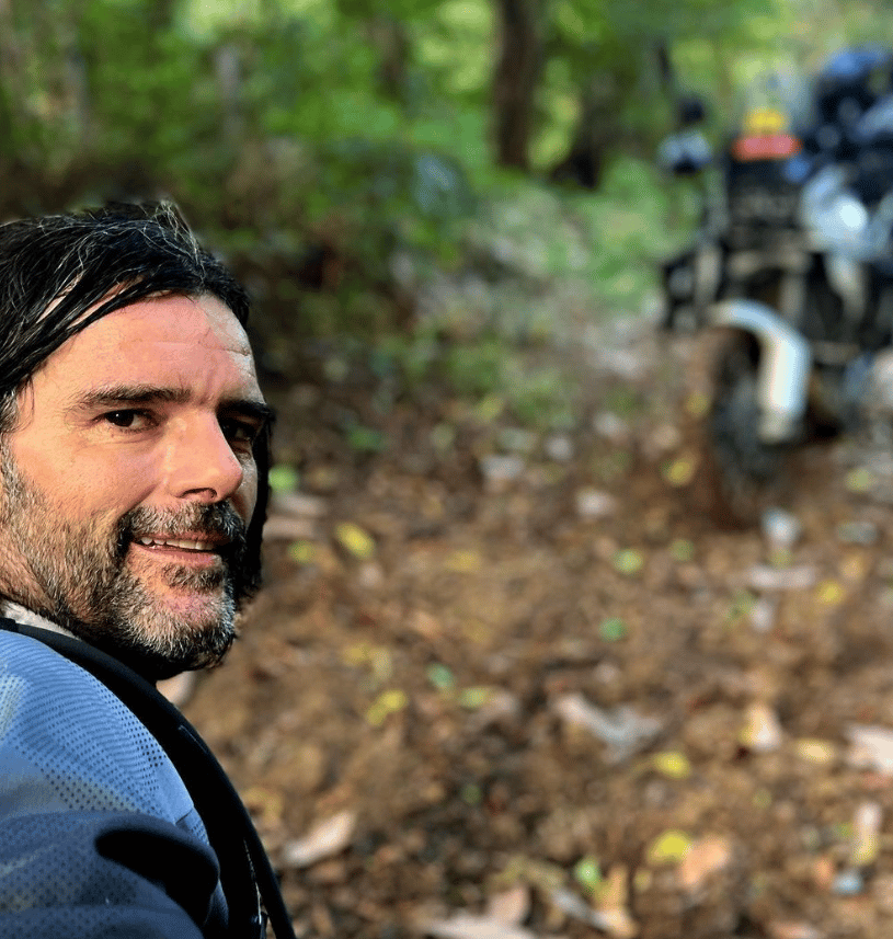 Youtuber español Charly Sinewan queda fascinado con Santa Teresa en su viaje en moto por península de Nicoya