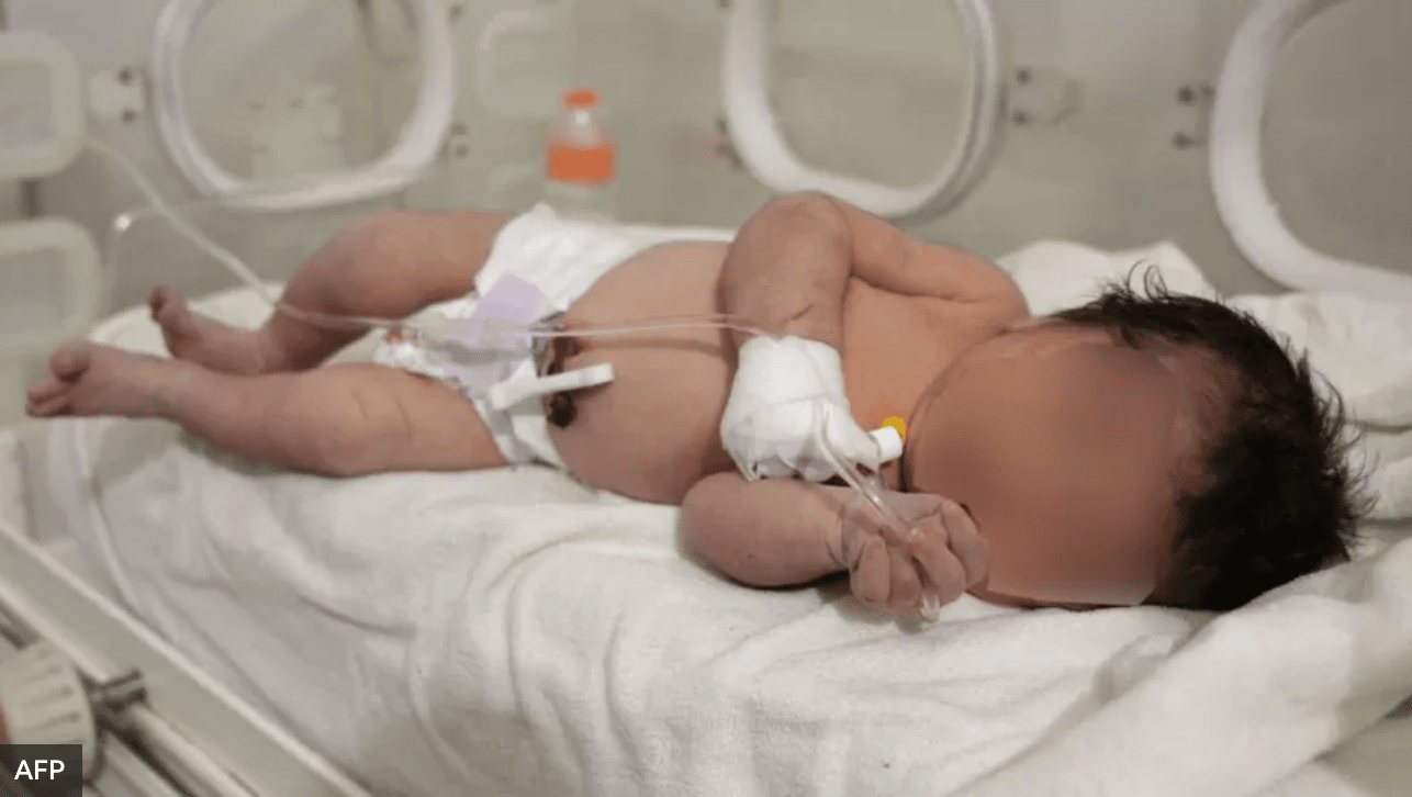 ¡Milagro en Siria! Rescatan con vida entre escombros a bebé recién nacida y con el cordón umbilical intacto