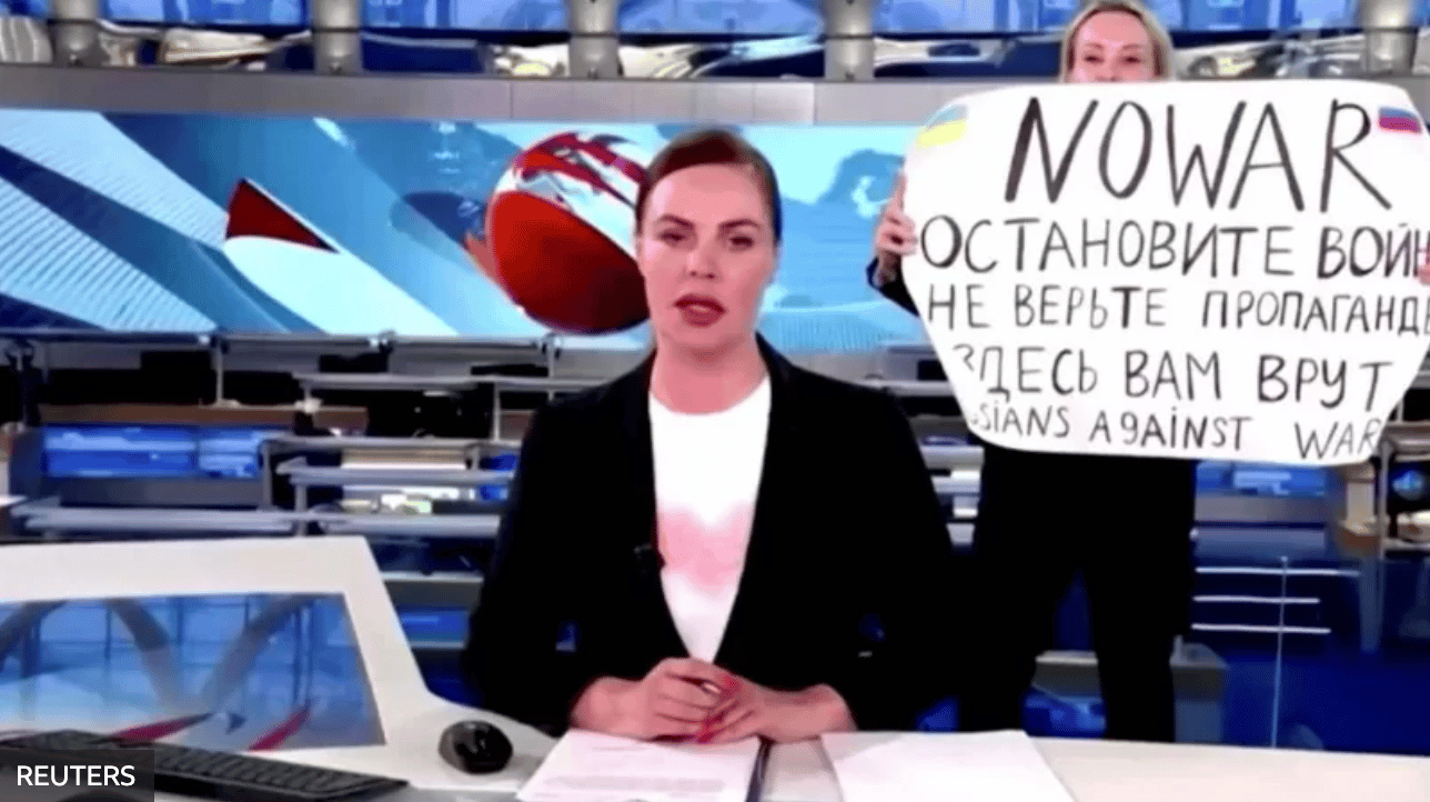 Cómo fue la dramática fuga de la periodista rusa que criticó la invasión a Ucrania en televisión