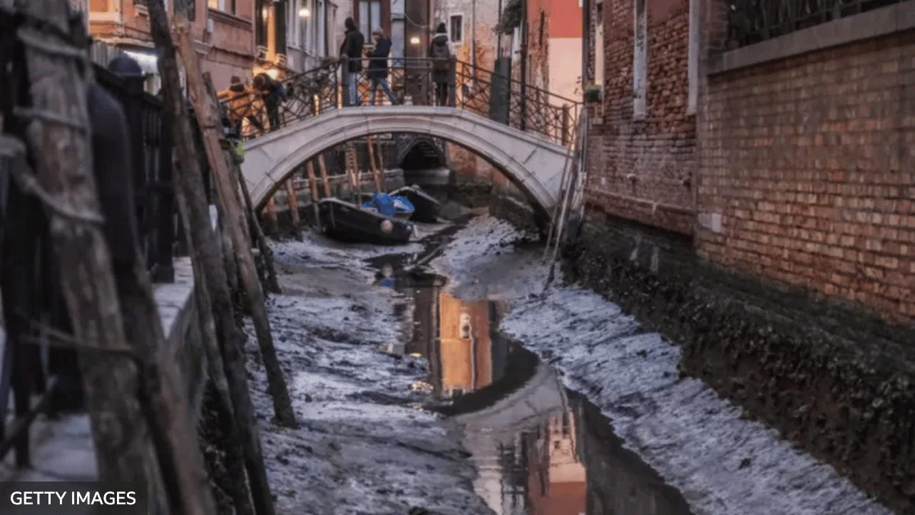 Las impresionantes imágenes de los canales de Venecia secos