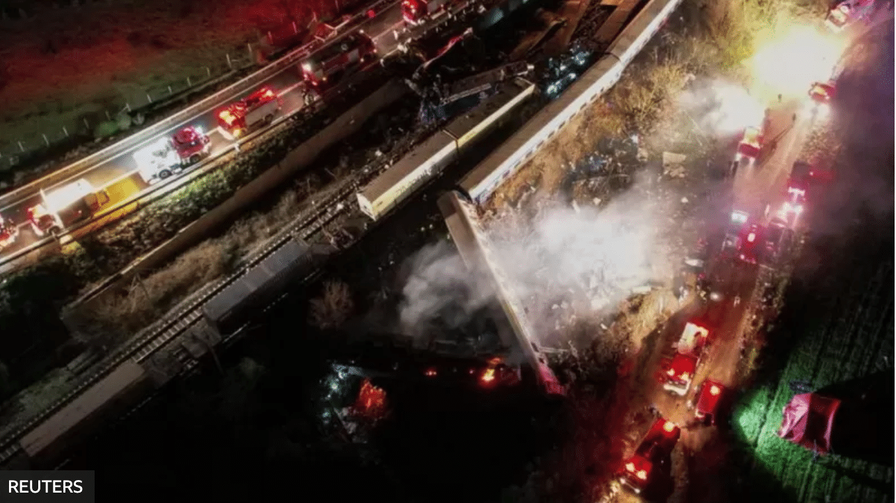 Al menos 26 muertos por un choque de trenes en el norte de Grecia