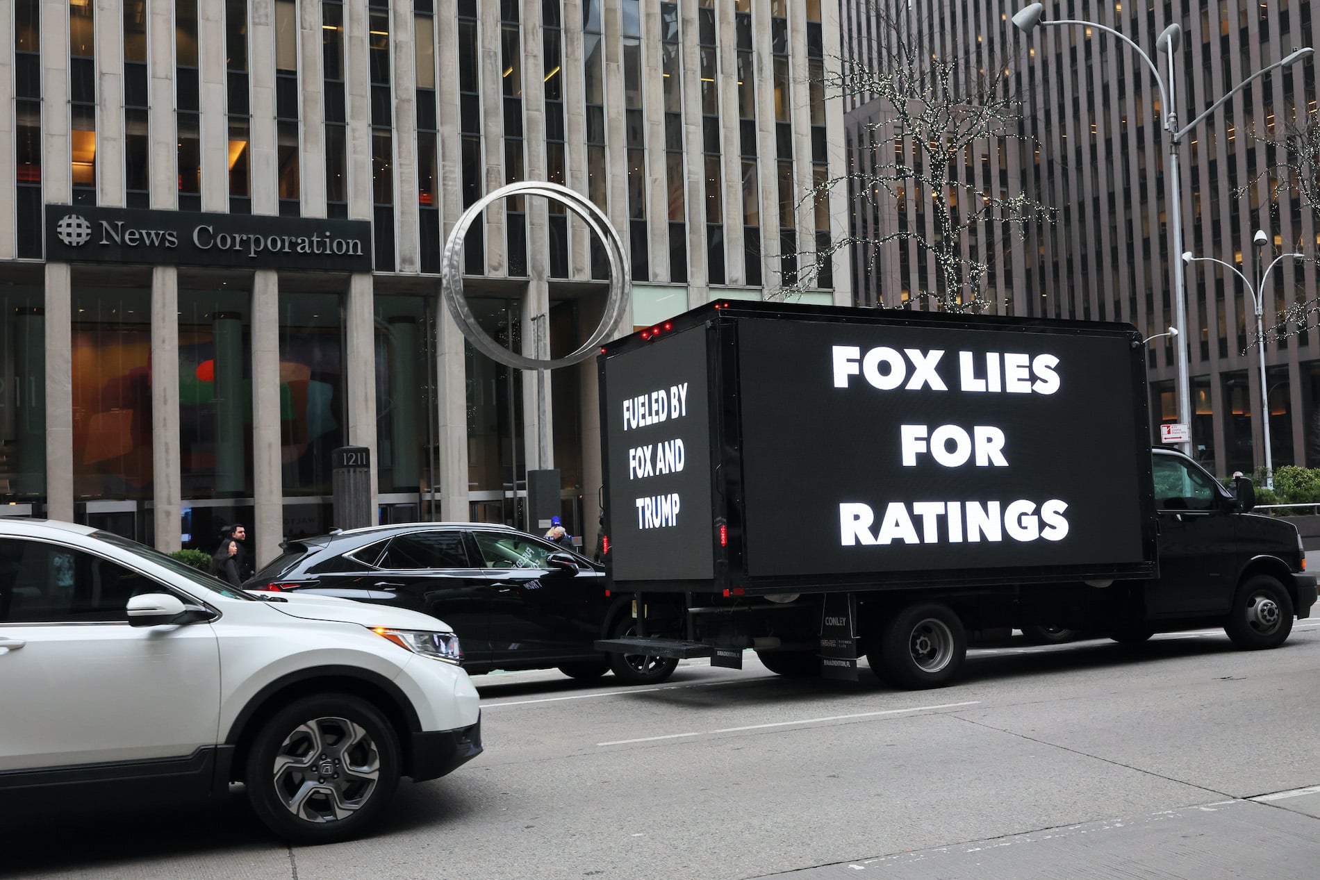 Dueño de Fox News culpa a presentadores de la cadena de secundar falsas acusaciones de Trump
