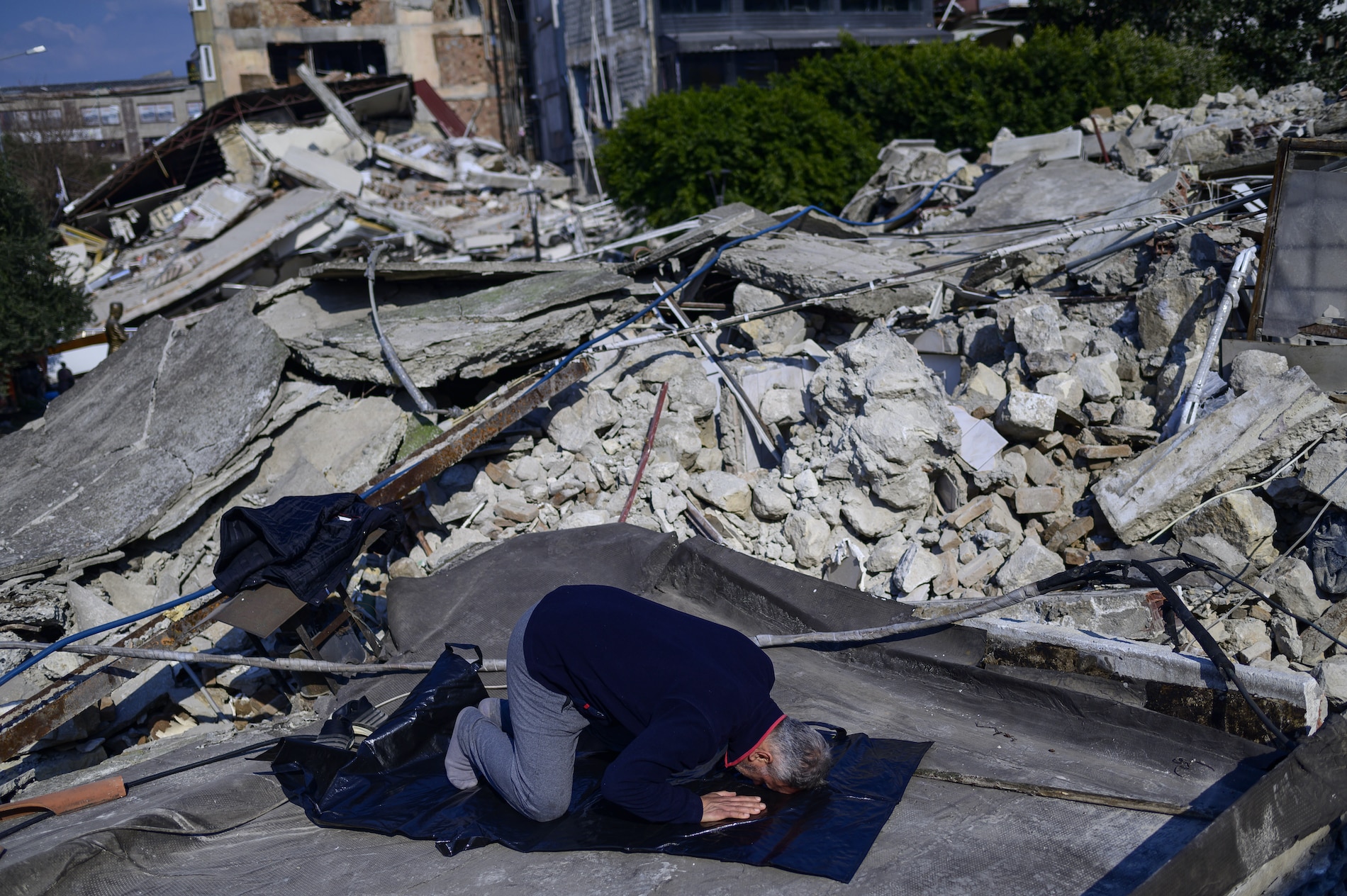 Cifra de muertos por terremotos en Turquía y Siria se eleva a 25.000