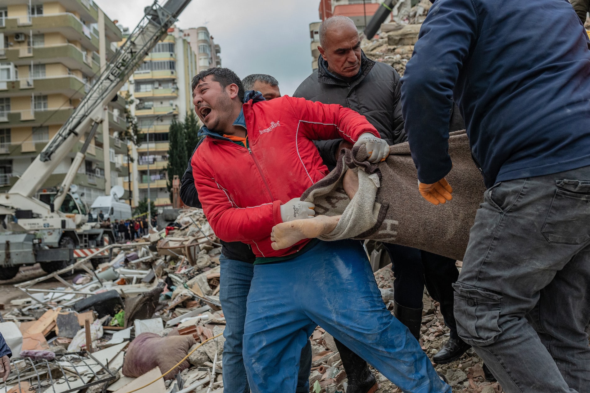 “La gente envía mensajes de voz desde debajo de los escombros”: la búsqueda de sobrevivientes en Turquía y Siria