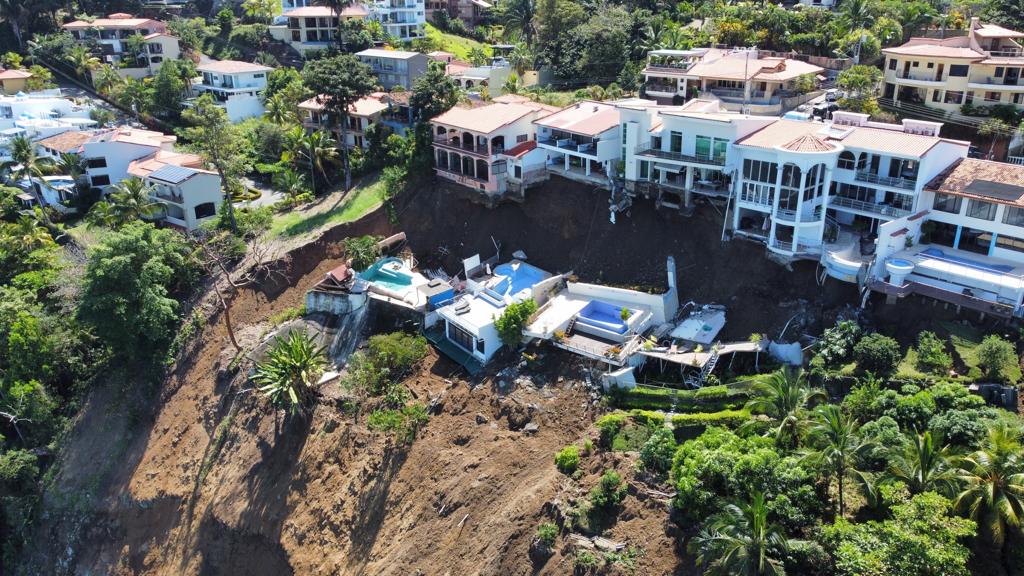 CNE, Municipalidad y Bomberos reaccionan casi 36 horas después de deslizamiento en Punta Leona