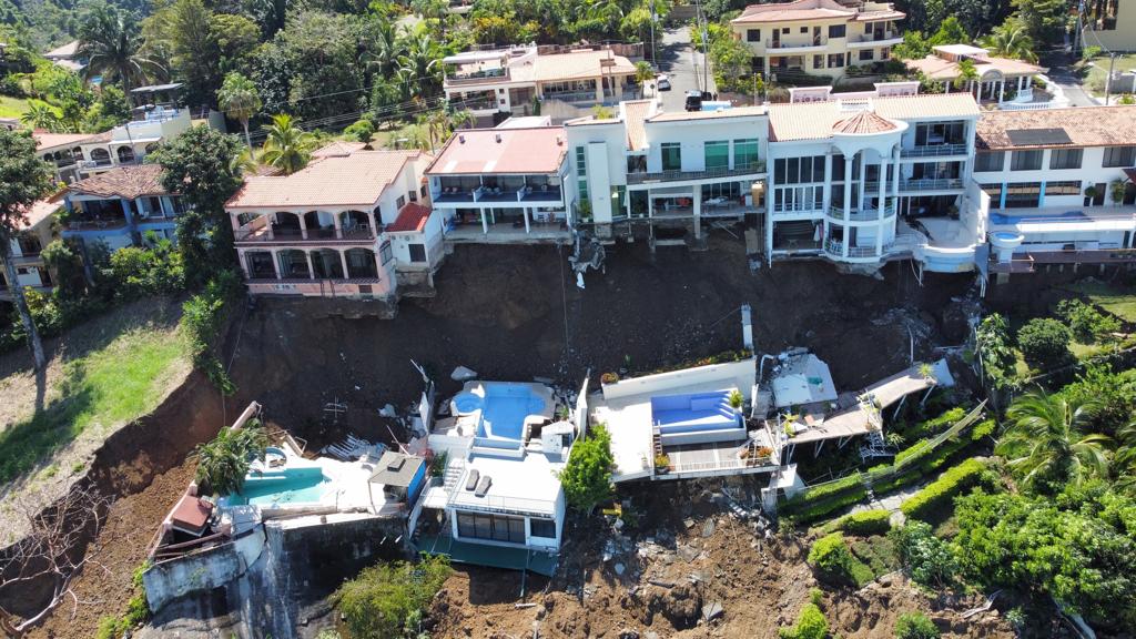 Deslizamiento en sector de Punta Leona provocó derrumbe de al menos 5 viviendas; otras más están en peligro