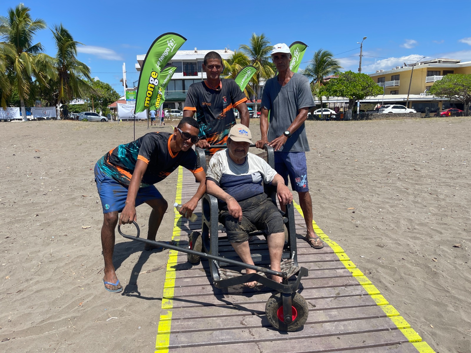 Adultos mayores del Hogar Carlos María Ulloa disfrutaron el mar de Puntarenas gracias a que es playa accesible