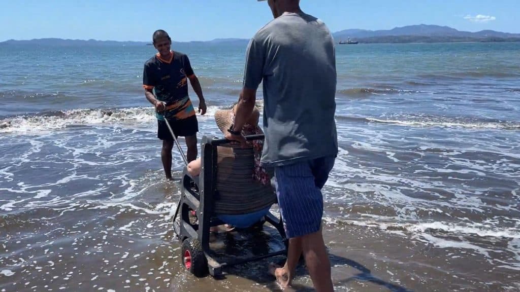 adultos playa accesible Puntarenas