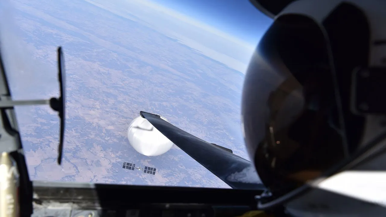 EE.UU. publica selfie de piloto a gran altura con globo chino