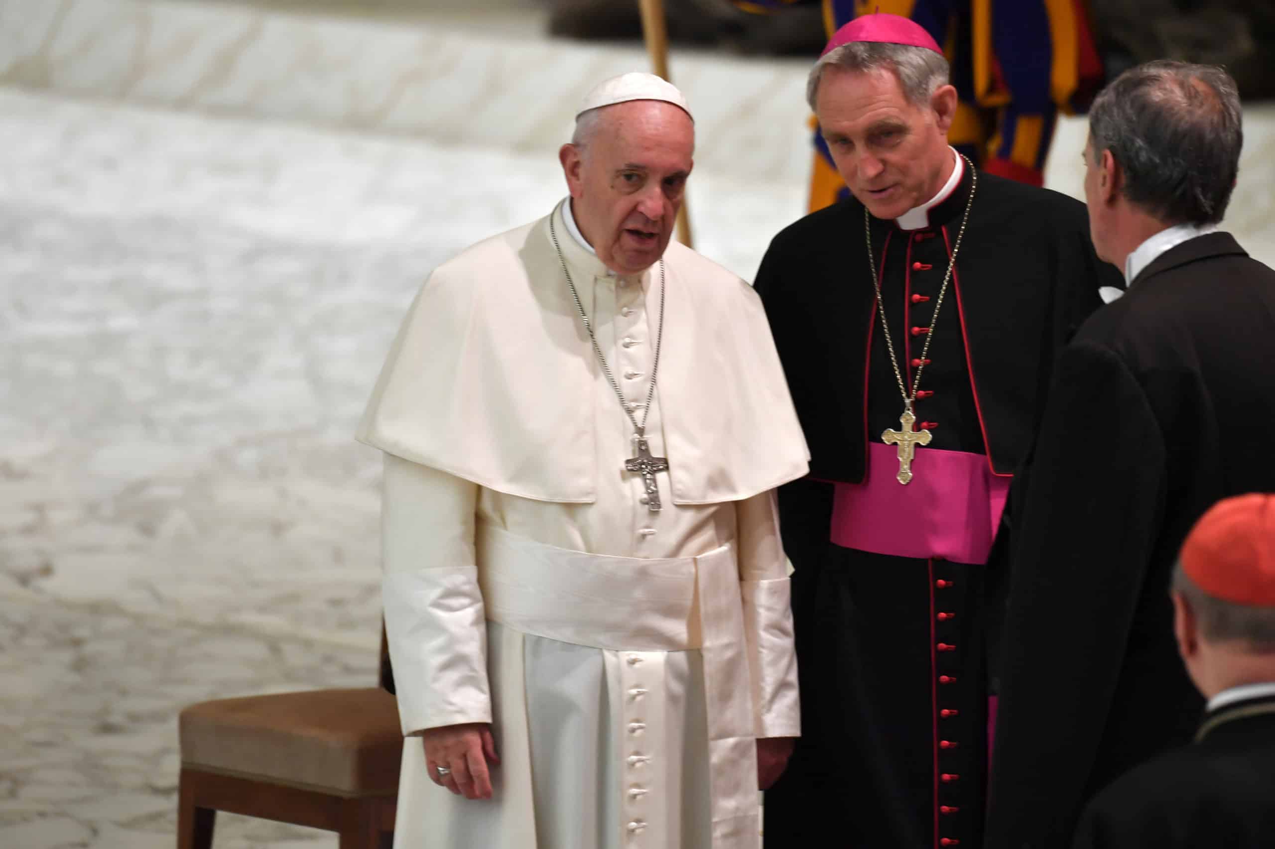 Polémico asistente de Benedicto XVI sería enviado como embajador del Vaticano a Costa Rica, según prensa europea