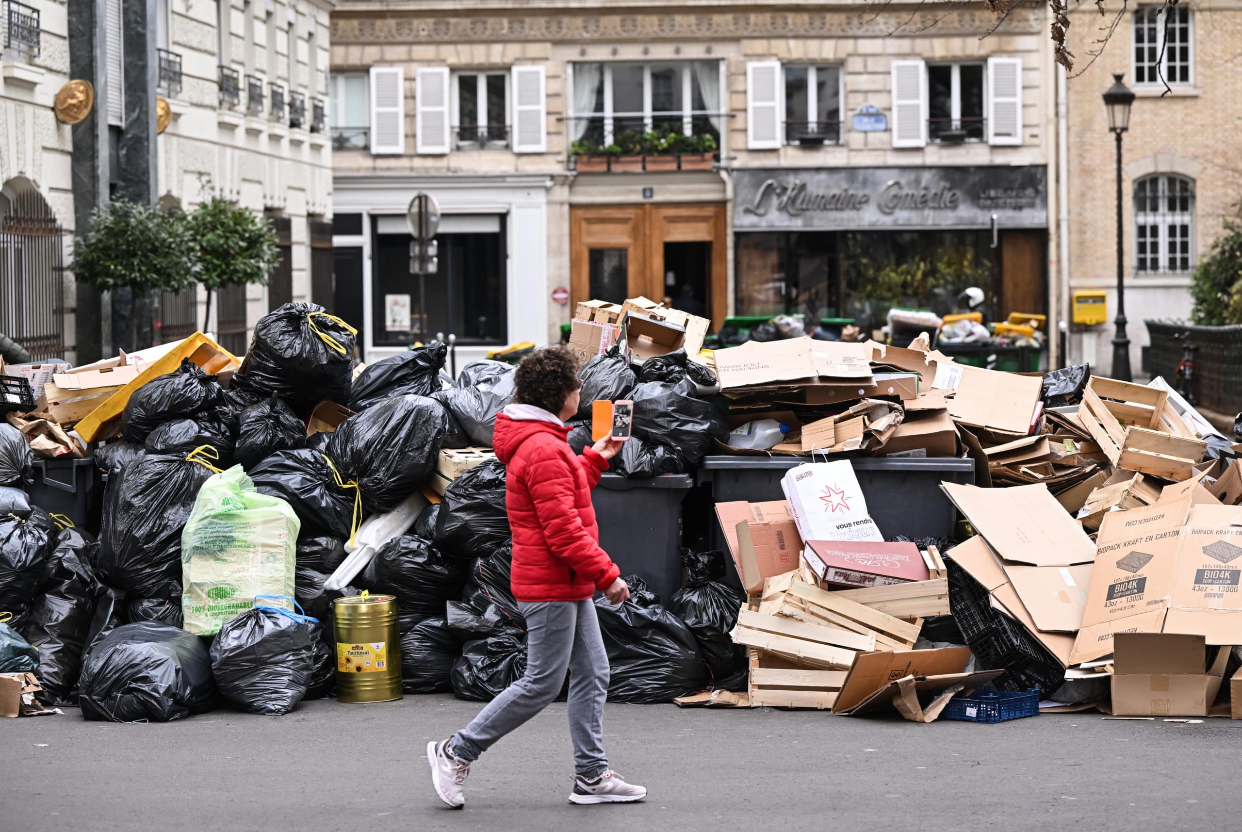 Más de 5.000 toneladas de basura sin recoger en París por huelga de recolectores