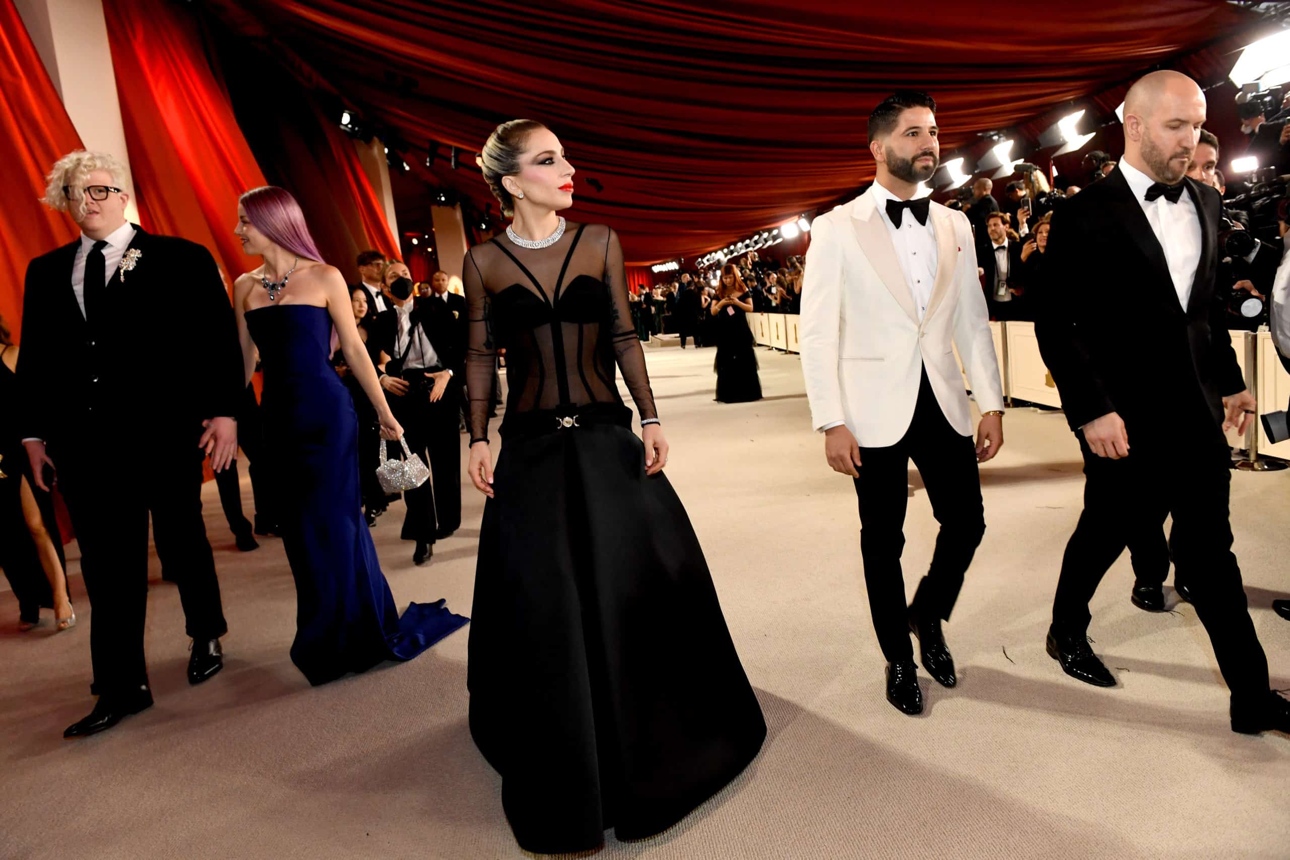 Lady Gaga protagoniza en la alfombra roja de los Oscar el momento del que se habla en redes sociales