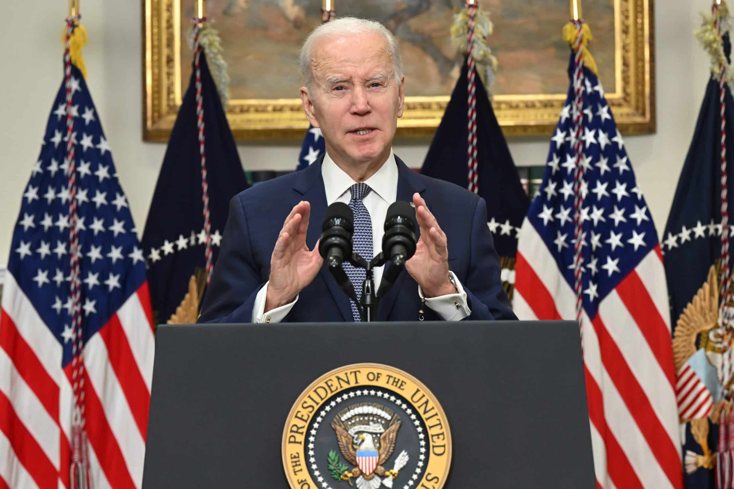 Joe Biden pide “tener confianza” y más regulación por quiebra de banco
