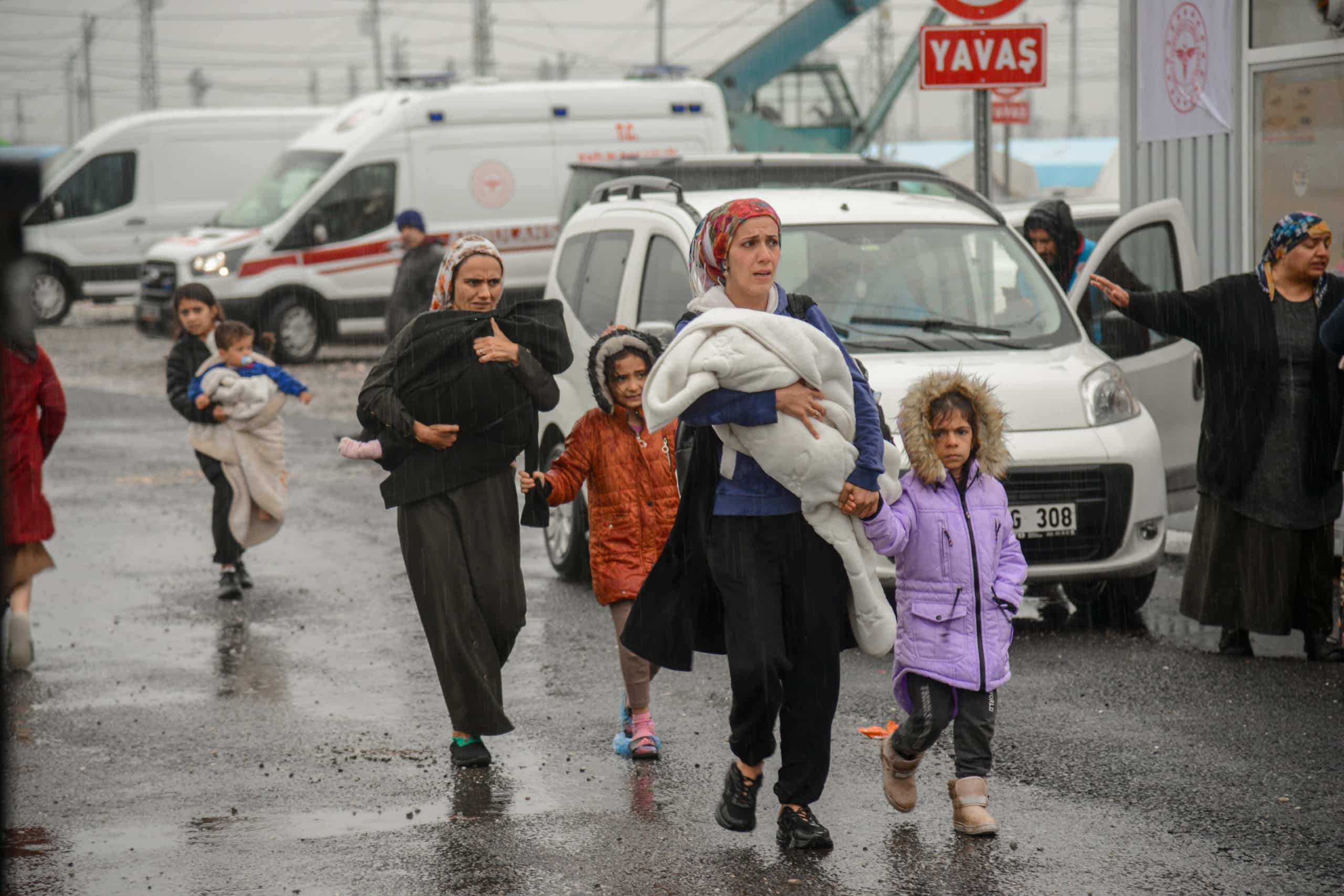Inundaciones azotan zona destruida por terremoto en Turquía