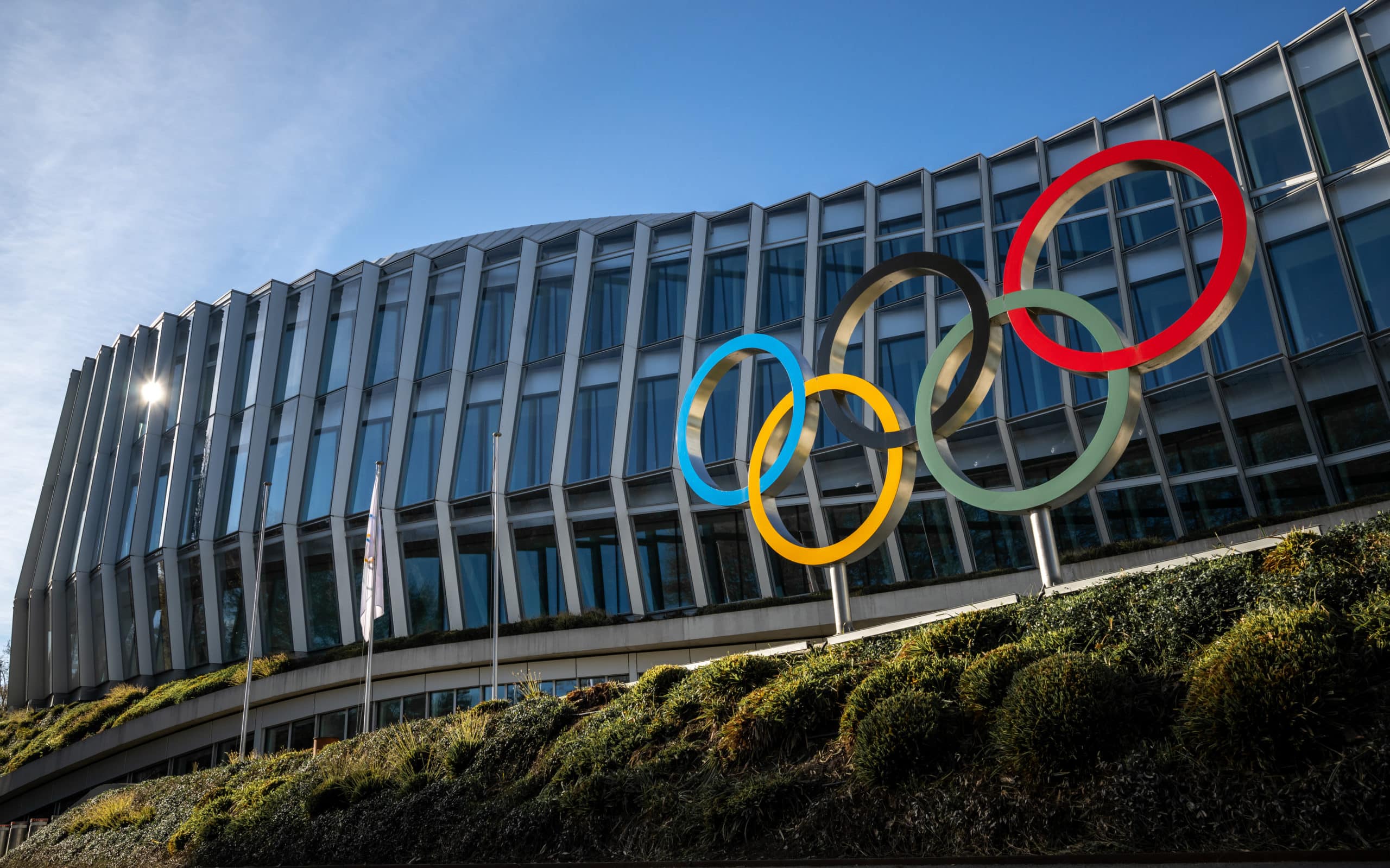 Comité Olímpico abre la puerta a atletas rusos para regresar a competir; París-2024 en espera