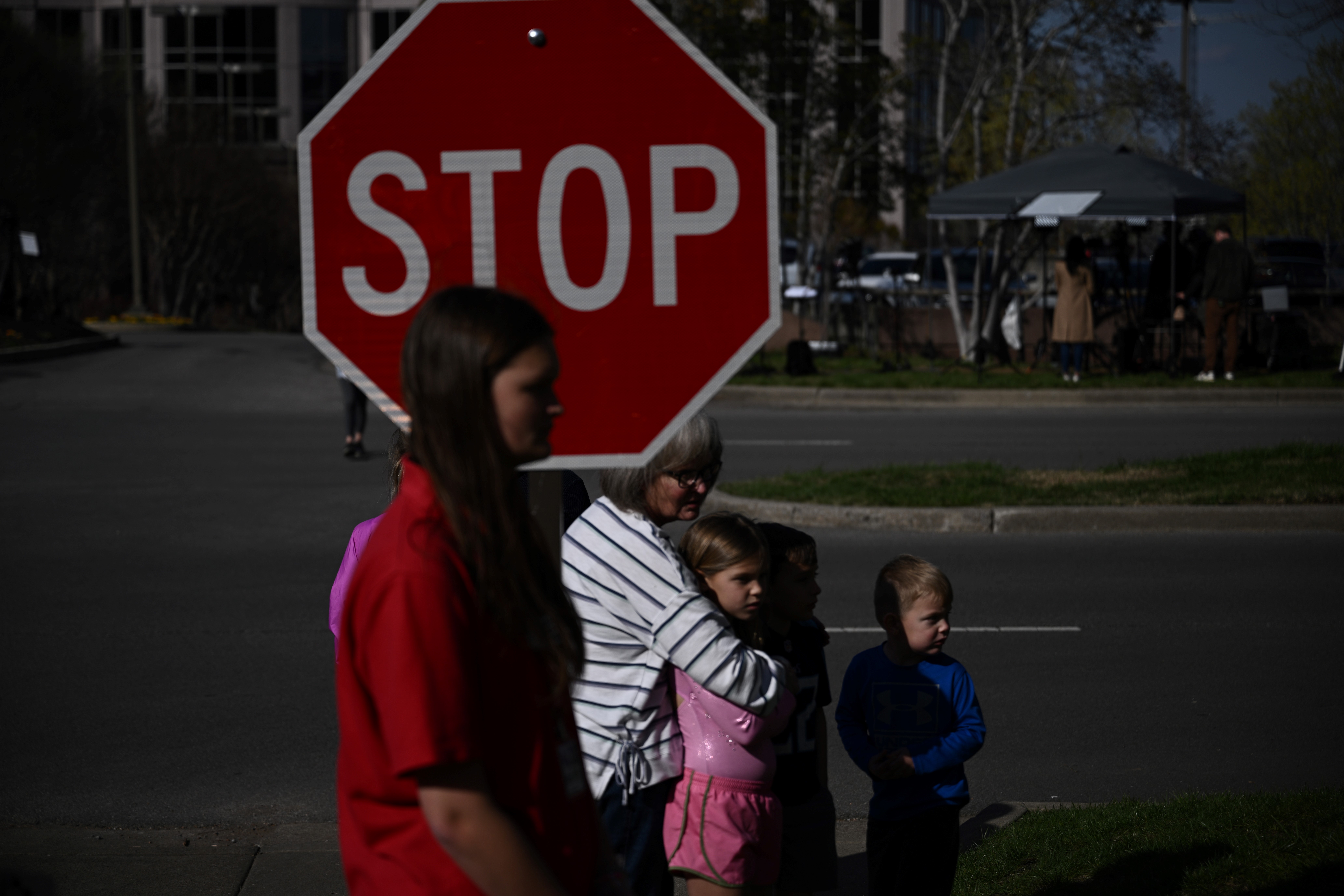 Vecinos de Nashville, conmocionados por nueva matanza escolar donde murieron 3 niños de 9 años y 3 adultos