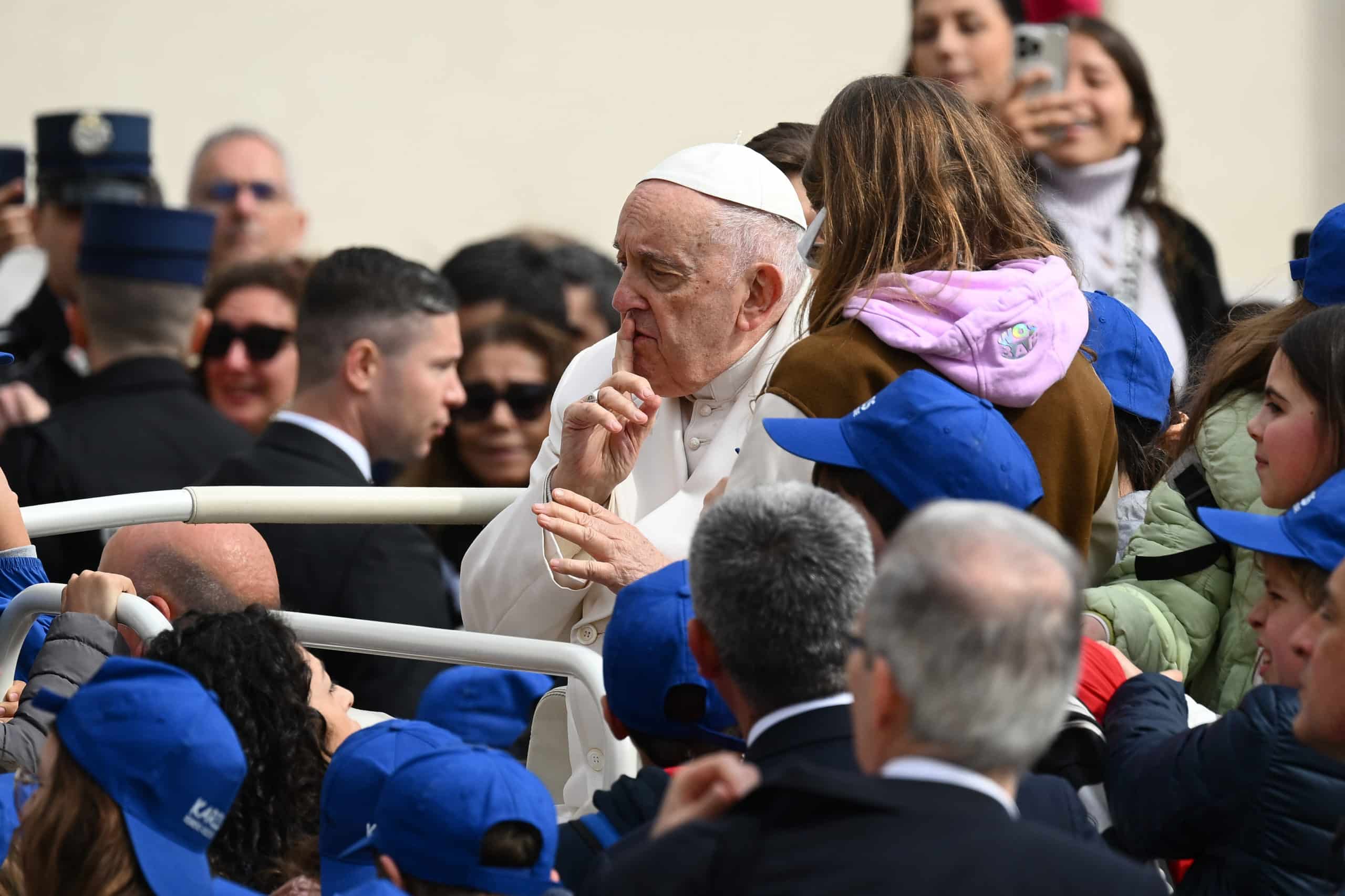 Actualización: Vaticano despeja rumores y confirma que el papa está hospitalizado por “infección respiratoria”
