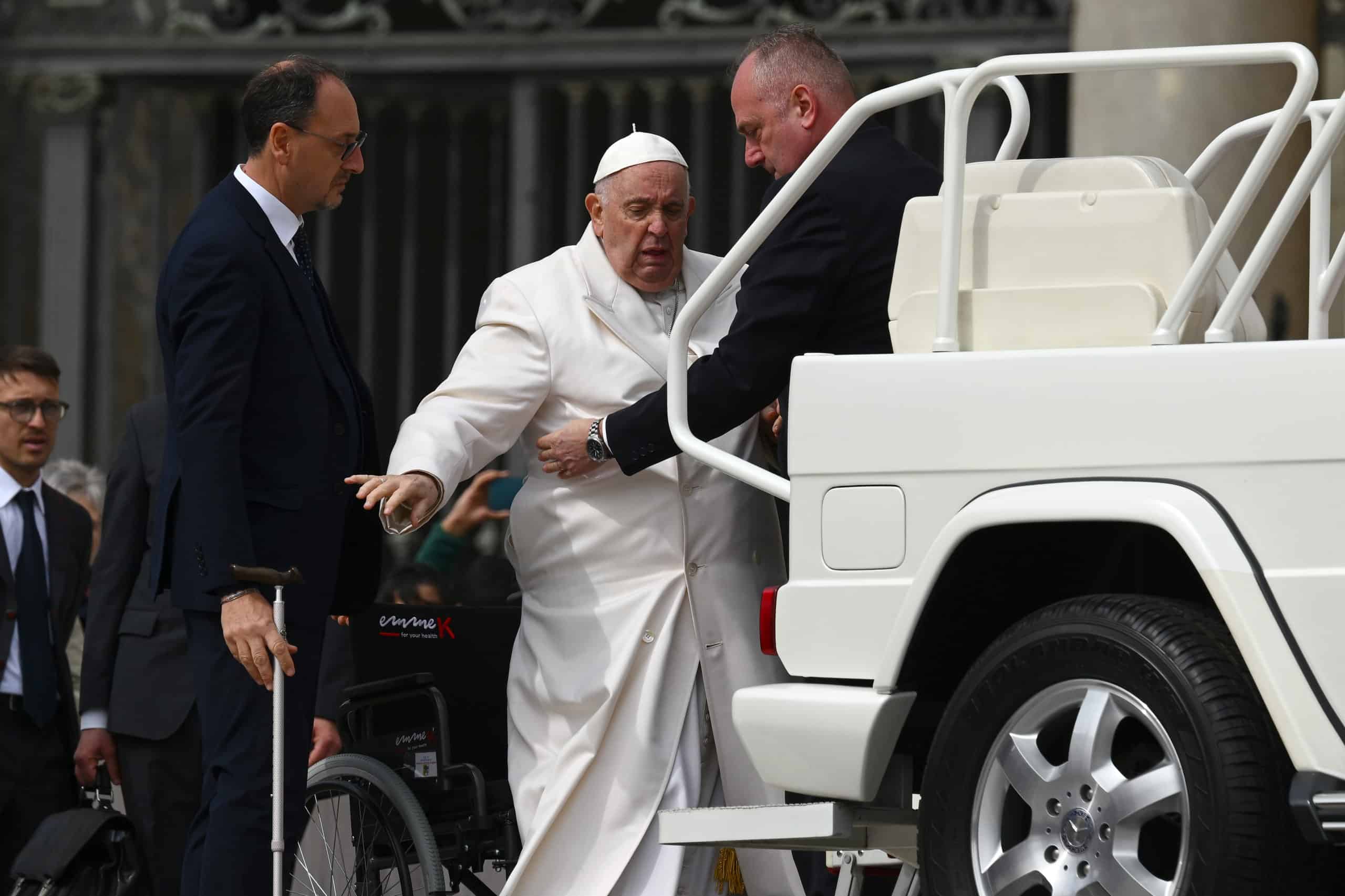 Hospitalizan al papa Francisco para un “control médico programado”