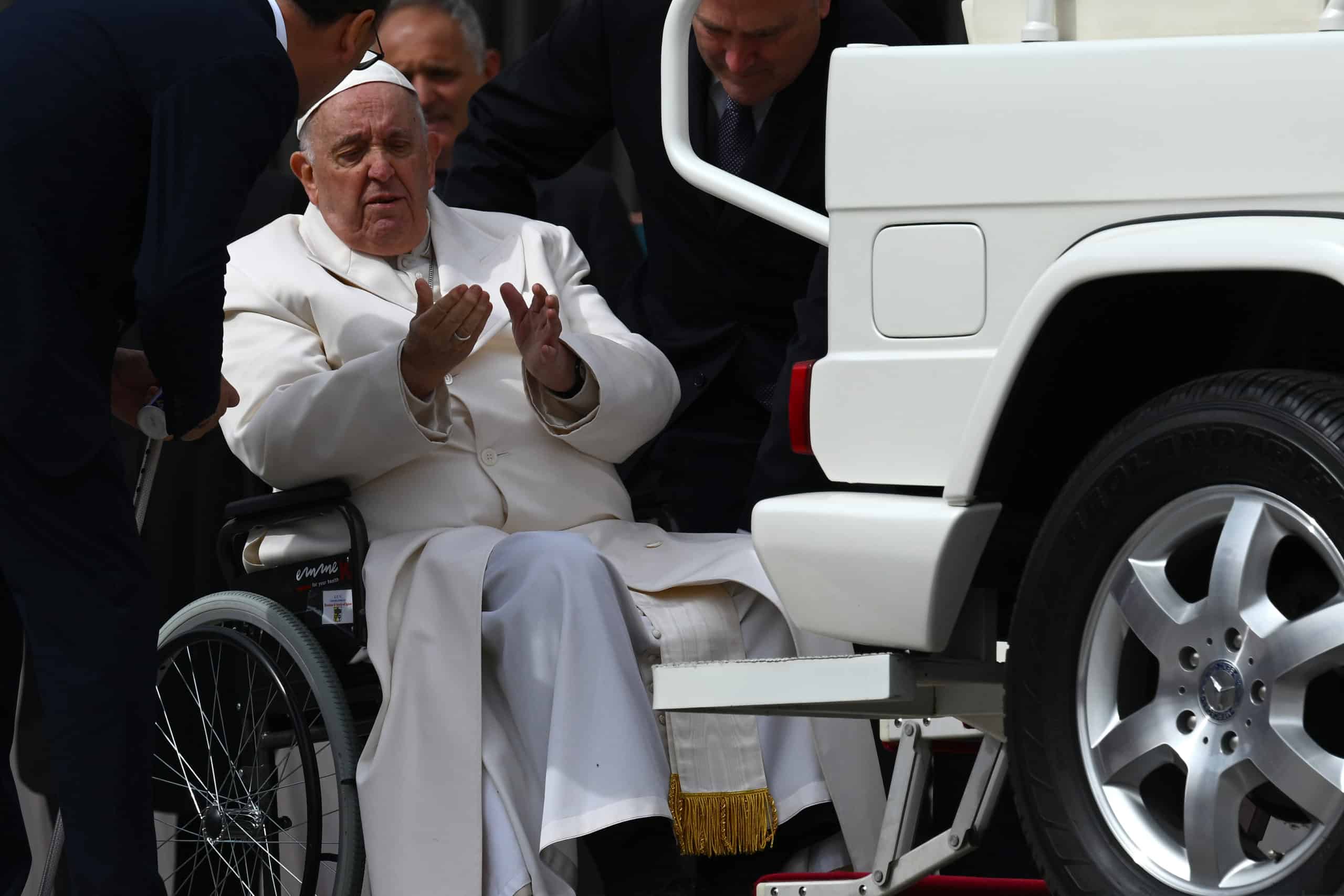 Papa Francisco hospitalizado por posible problema cardíaco, según prensa italiana