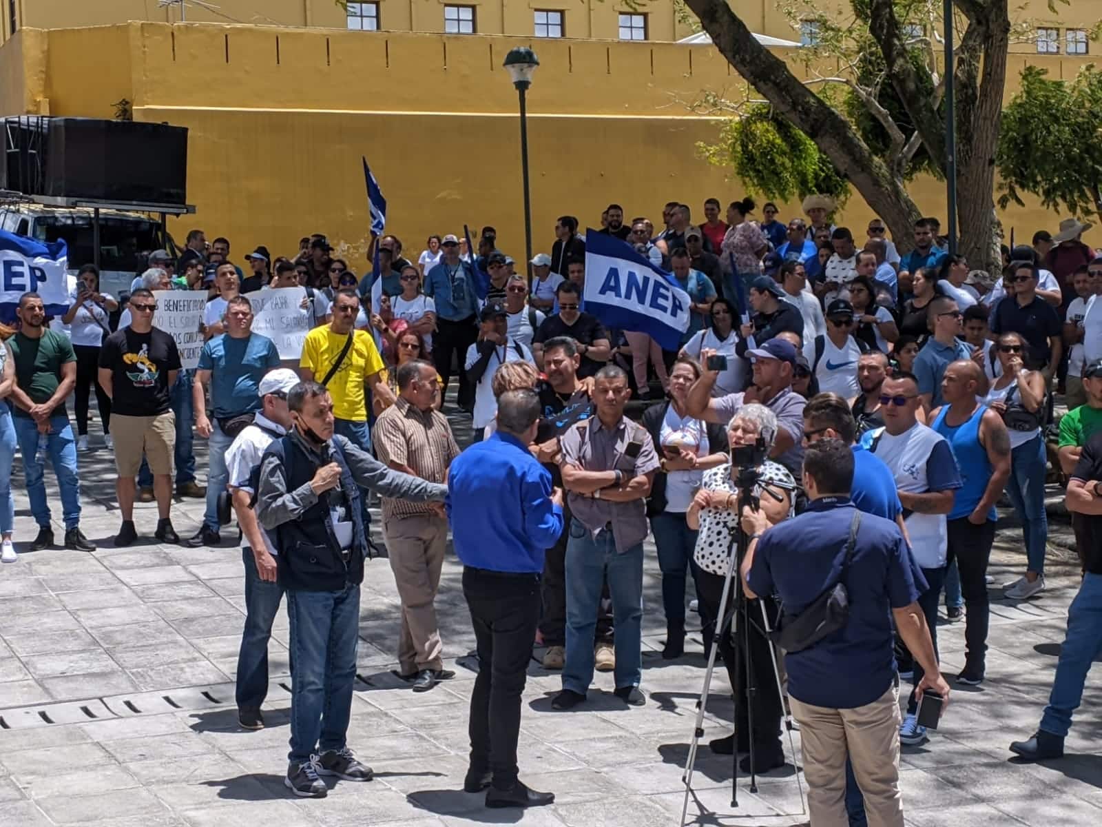 Policías se manifestaron frente a la Asamblea por salario global incluido en Ley de Empleo Público