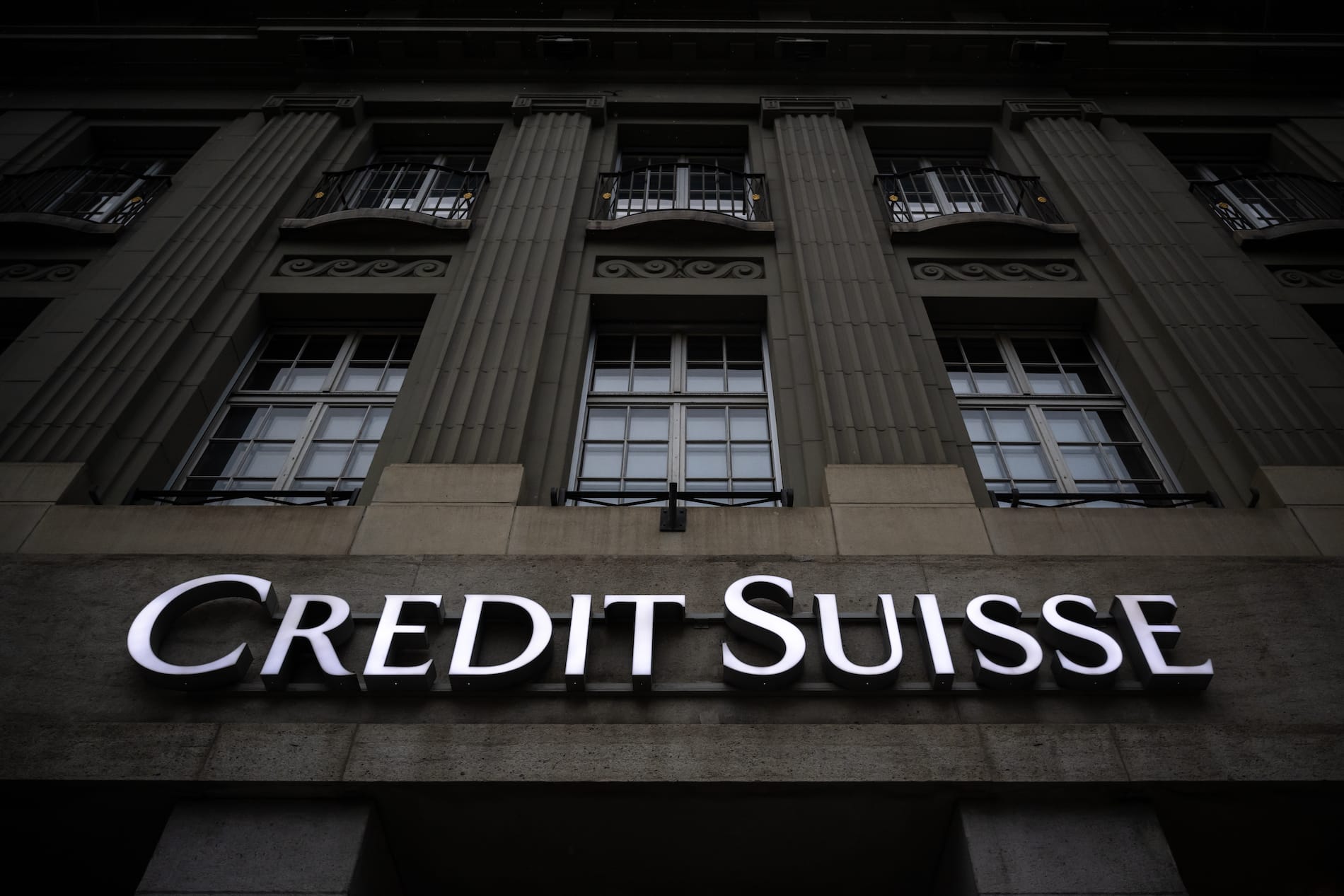 Mayor banco suizo, el UBS, acuerda comprar Credit Suisse por $2.000 millones