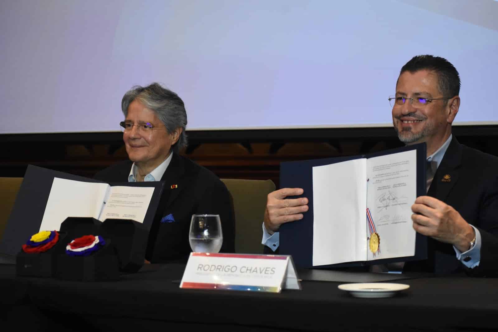 Presidentes de Costa Rica y Ecuador firman acuerdo comercial: un 90% de los intercambios se harían sin aranceles