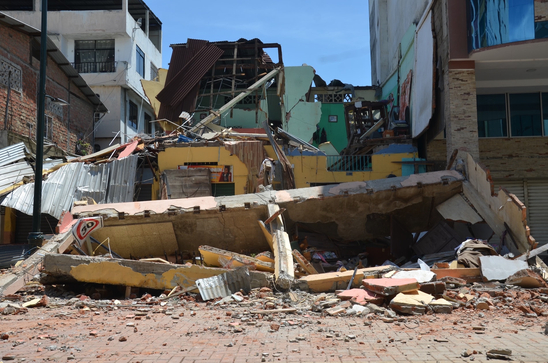 Saldo de muertos por temblor en Ecuador y Perú sube a 15