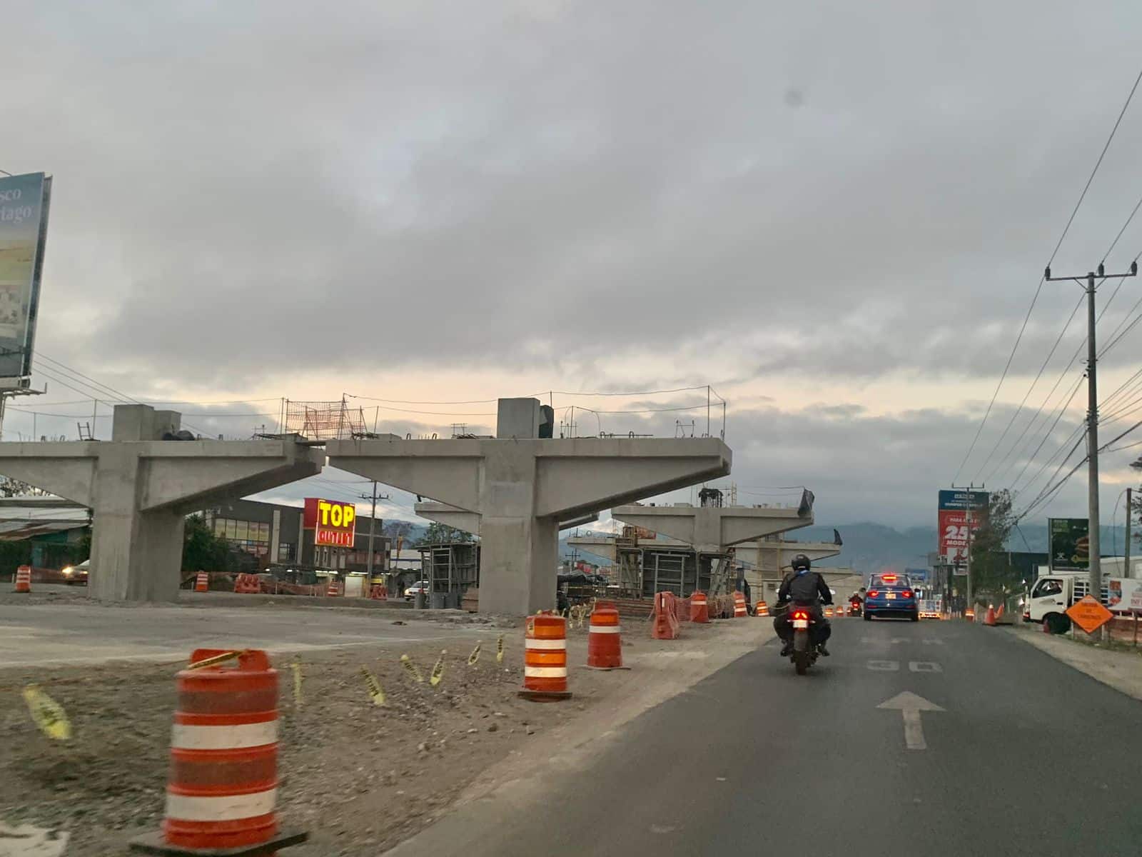 Construcción de pasos a desnivel en Taras y La Lima terminará en 2024; obras tienen 25% de avance