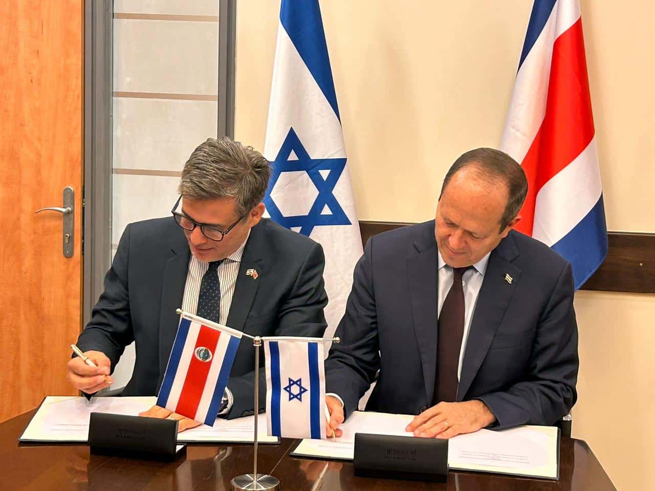 Costa Rica decide negociar TLC con Emiratos Árabes e Israel