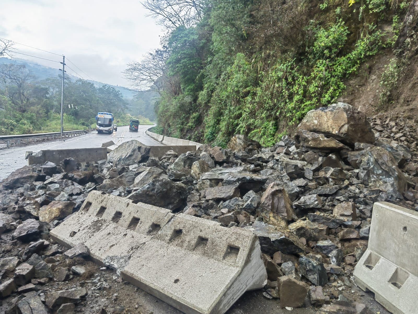 MOPT confirma cierre de ruta por Cambronero por caída de rocas en la vía