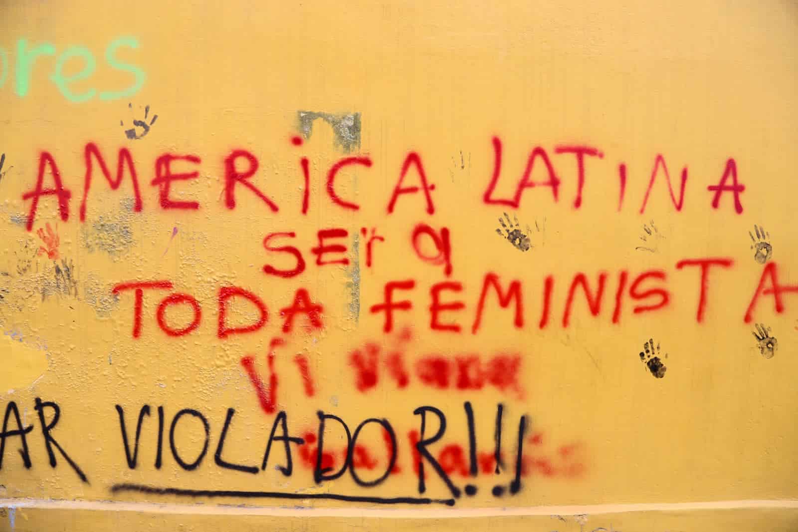 “Rayar paredes no es feminismo, es idiotez”, reprocha diputado David Segura por grafitis en el  Museo Nacional