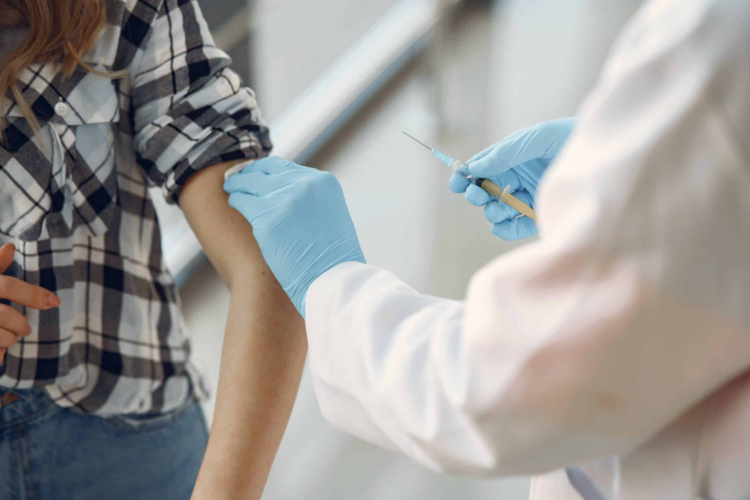 Vacunación disminuye casos de influenza y ausentismo laboral, reafirma estudio costarricense