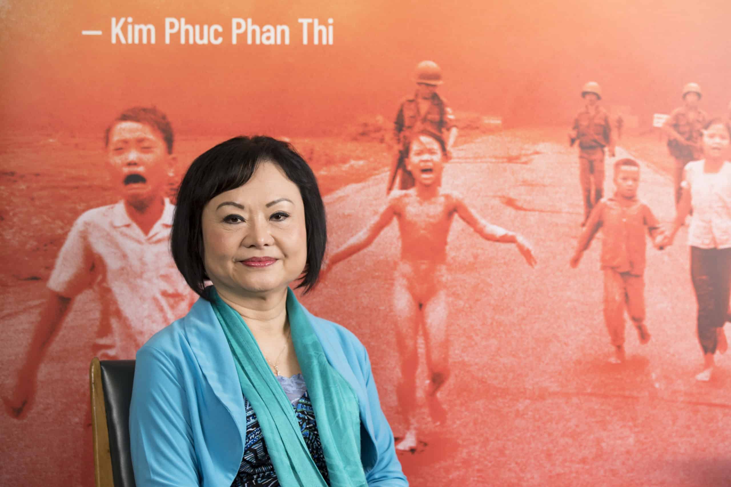 “La Niña del Napalm”: protagonista de histórica foto en Vietnam cuenta su historia en Costa Rica