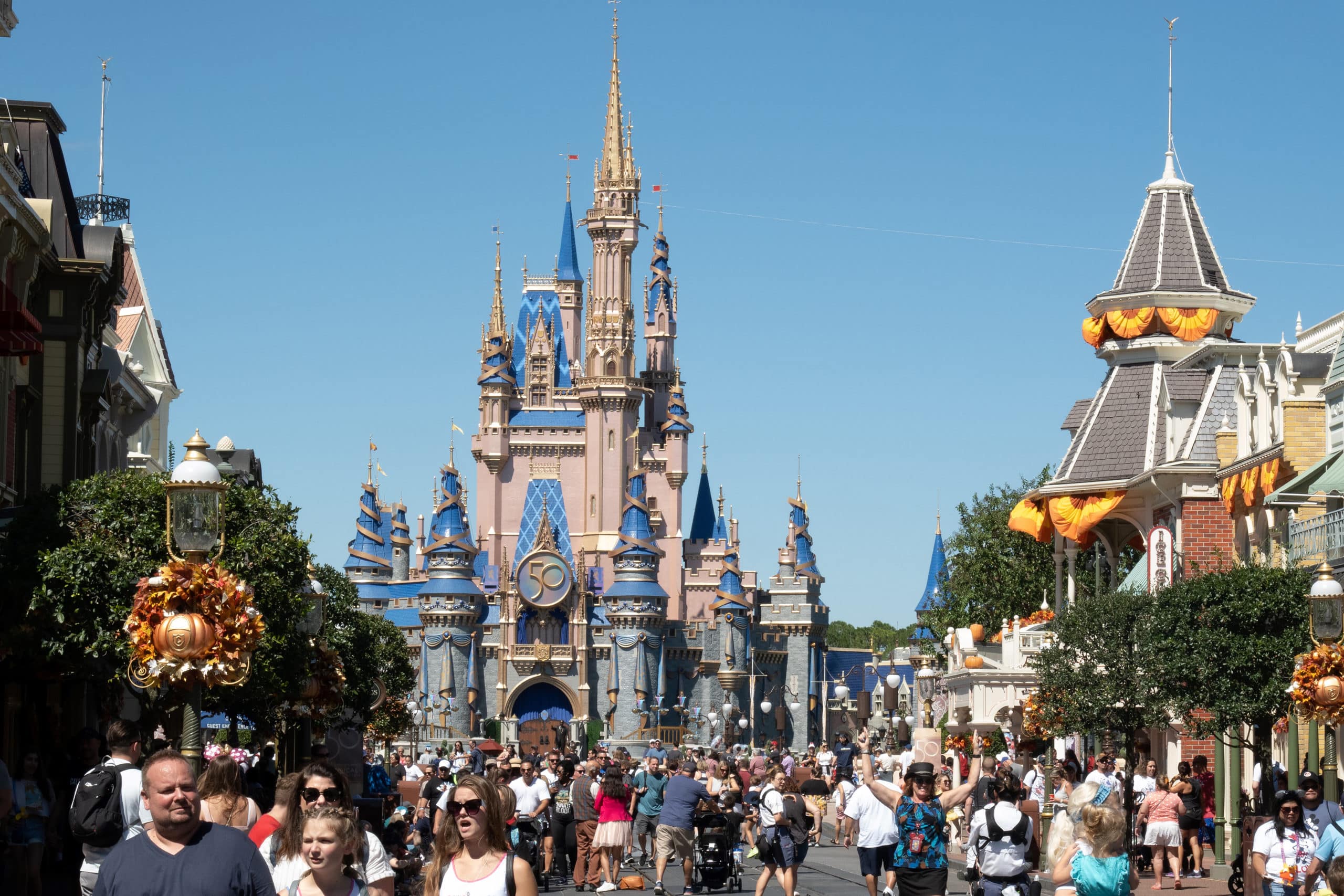 Disney demanda al gobernador de Florida y lo acusa de “venganza” política