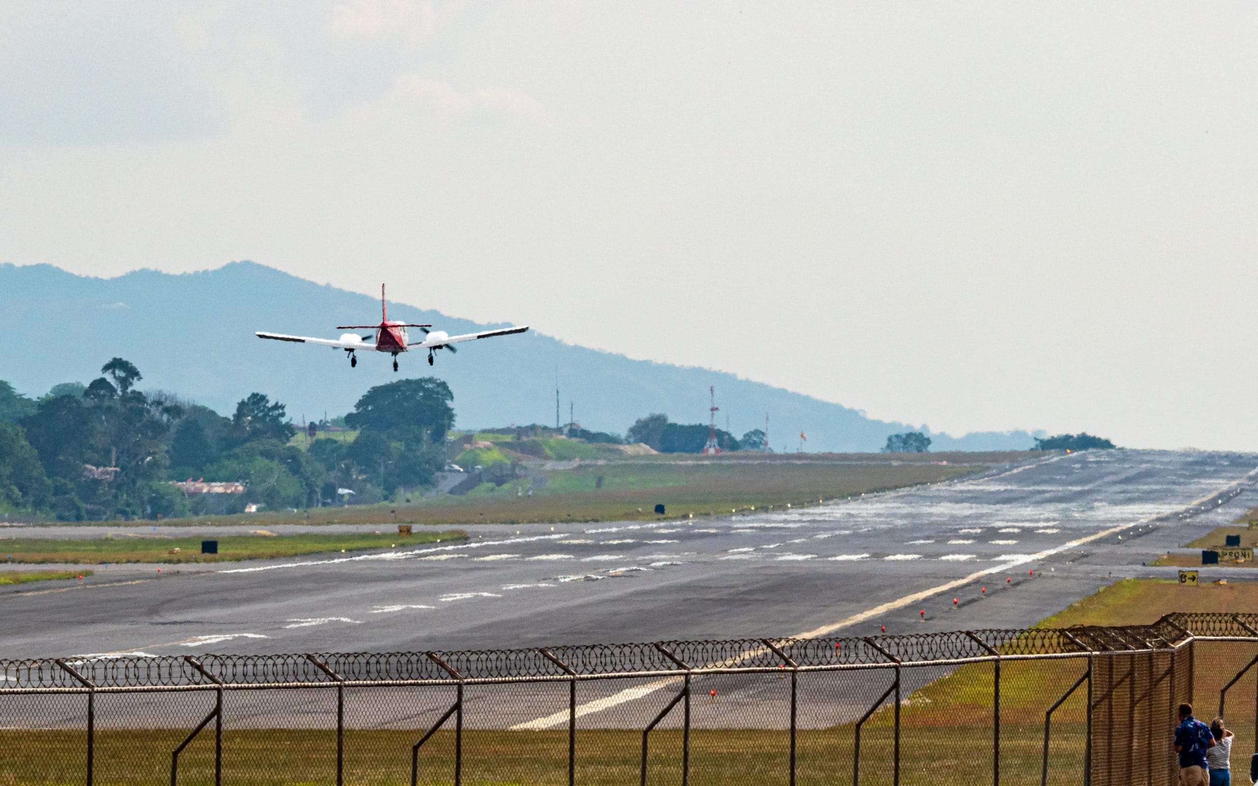 Aerolíneas destinan cerca de 100.000 asientos más por mes para el turismo en Costa Rica