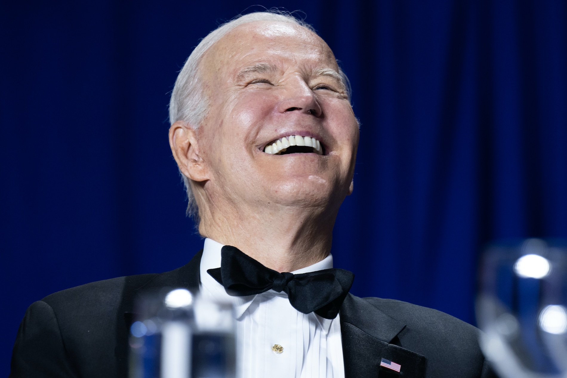 Biden bromea sobre su edad en cena de corresponsales de la Casa Blanca