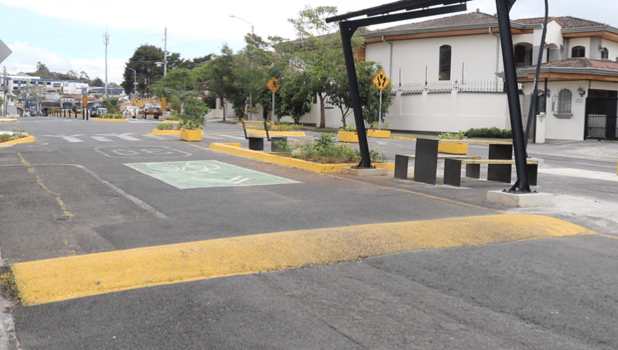 Dos universitarias rediseñaron calle ancha de Freses en Curridabat para incrementar la seguridad peatonal