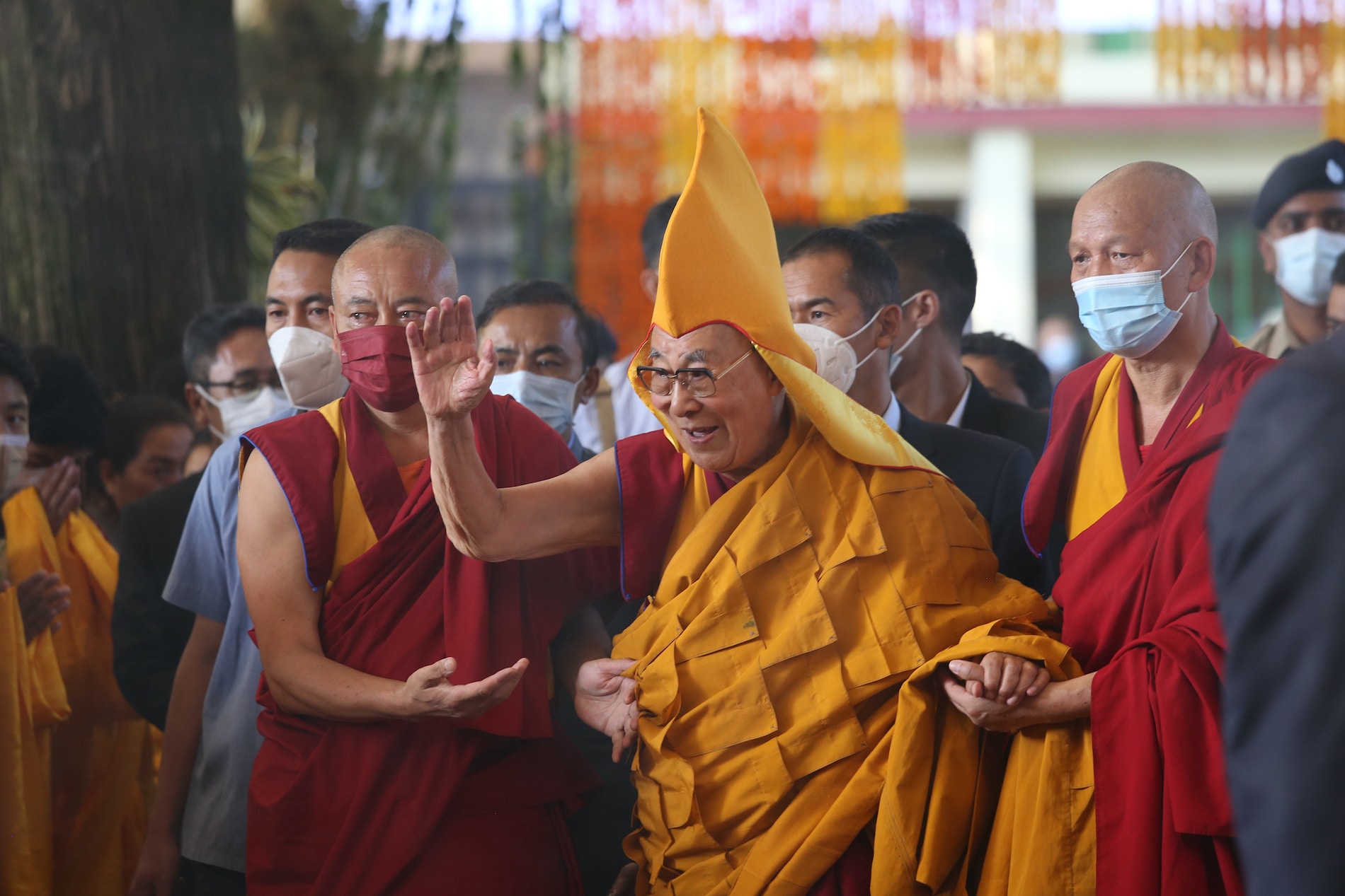 El dalái lama y el beso en la lengua: otras polémicas que ha protagonizado el líder espiritual