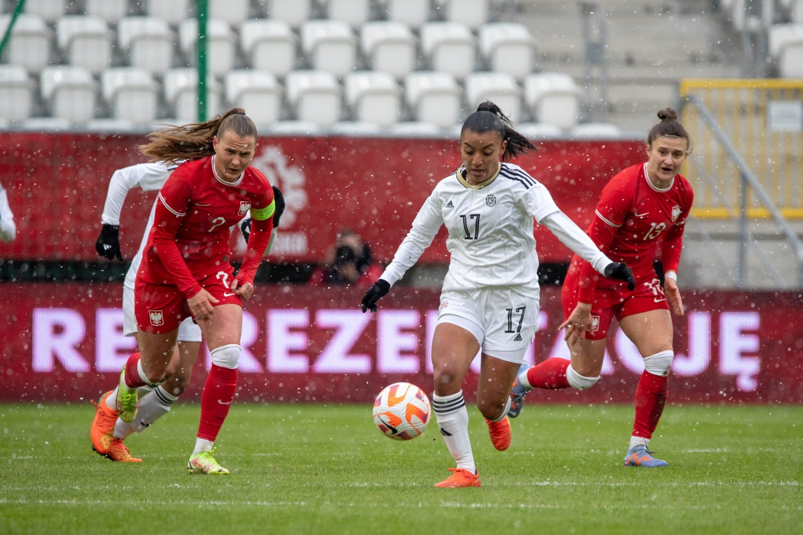 “Fuimos creciendo en el partido”, dice entrenadora de La Sele femenina tras caer 2-1 ante Polonia