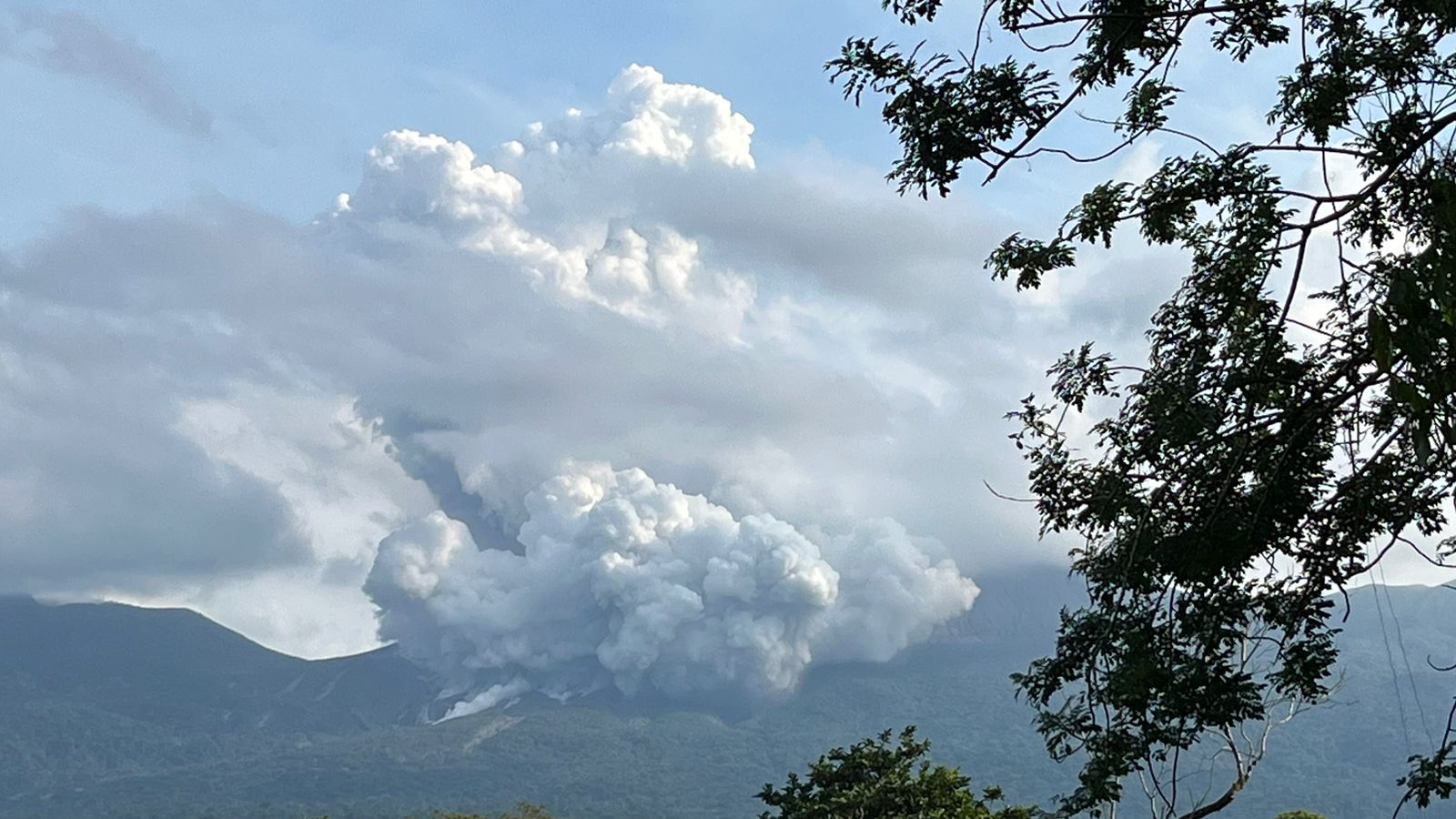 Volcán Rincón de la Vieja realizó una erupción de 2.500 metros de altura; expertos señalan alta actividad durante esta semana