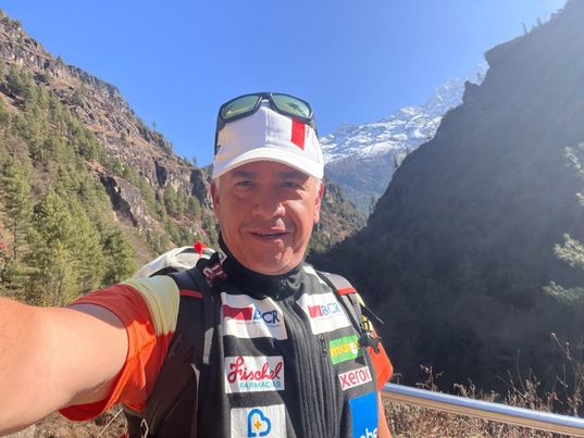 Warner Rojas fue rescatado en helicóptero del Everest con sospecha de edema pulmonar: “La montaña literalmente, así, me pateó el trasero”