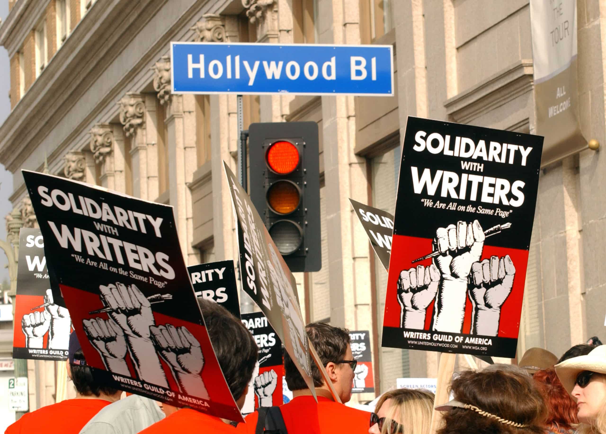 Guionistas de Hollywood se declaran en huelga por impacto de plataformas en salarios